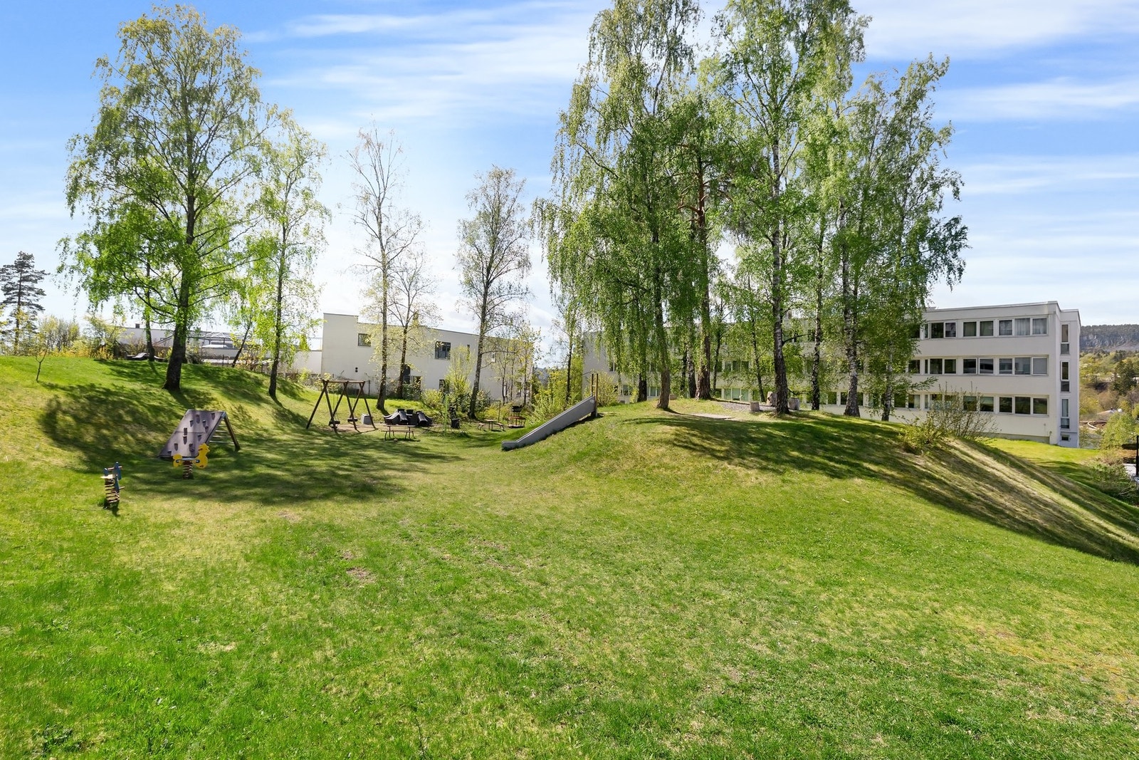 Borettslaget har flotte, grønne fellesområder med felleshage og lekeplass. Perfekte omgivelser for både avslapning, lek og nabotreff. Galleribilde