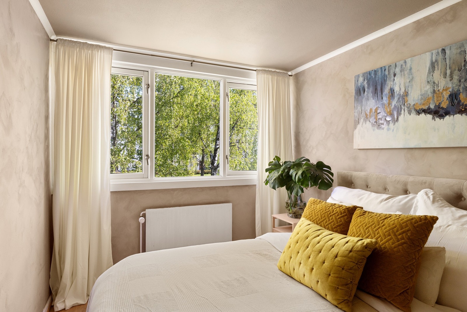 Rommet vender i sin helhet mot borettslaget frodige felleshage. Galleribilde
