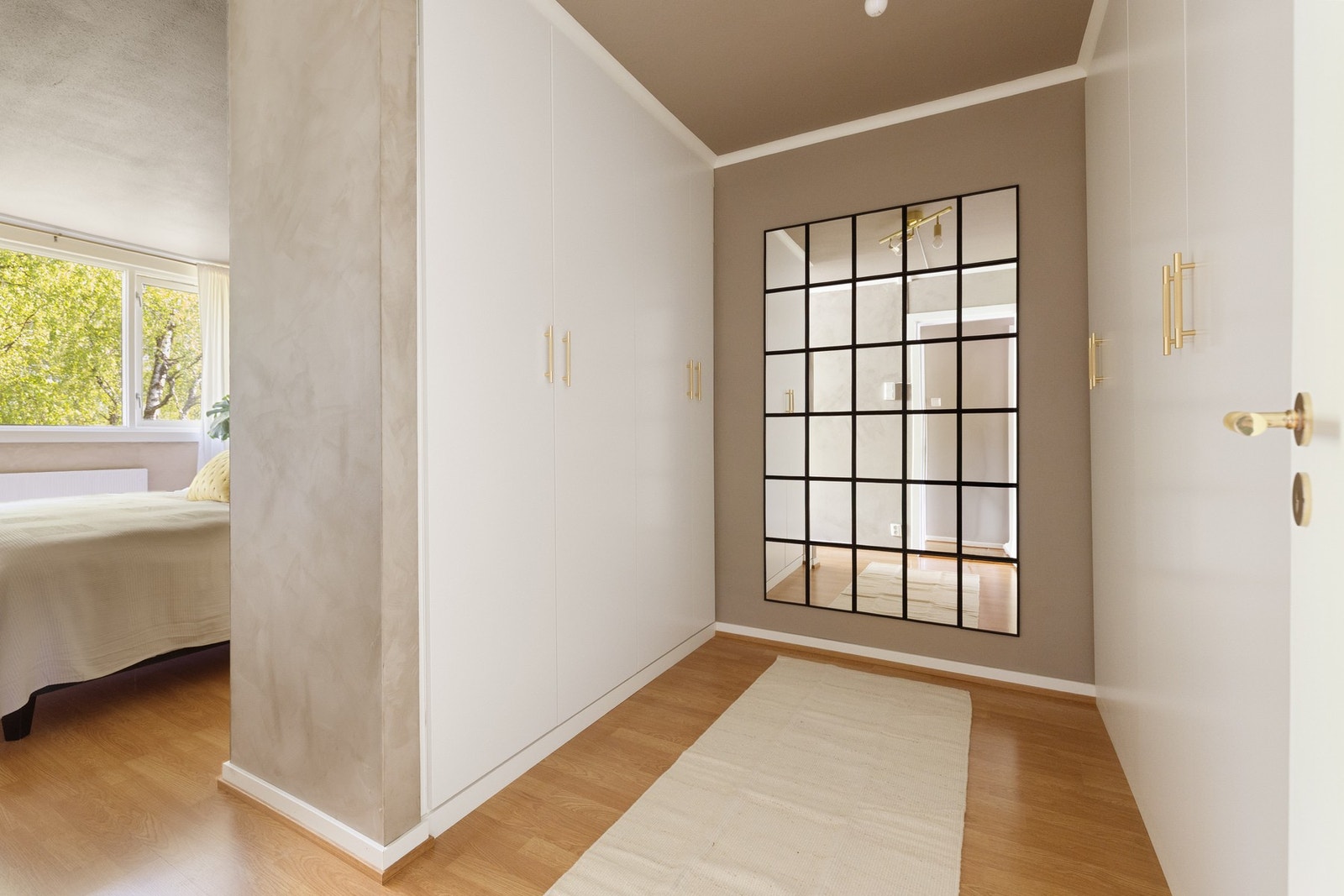 I tilknytning til hovedsoverommet finner du et praktisk walk-in closet, med smarte oppbevaringsløsninger og rikelig med skapplass. Galleribilde