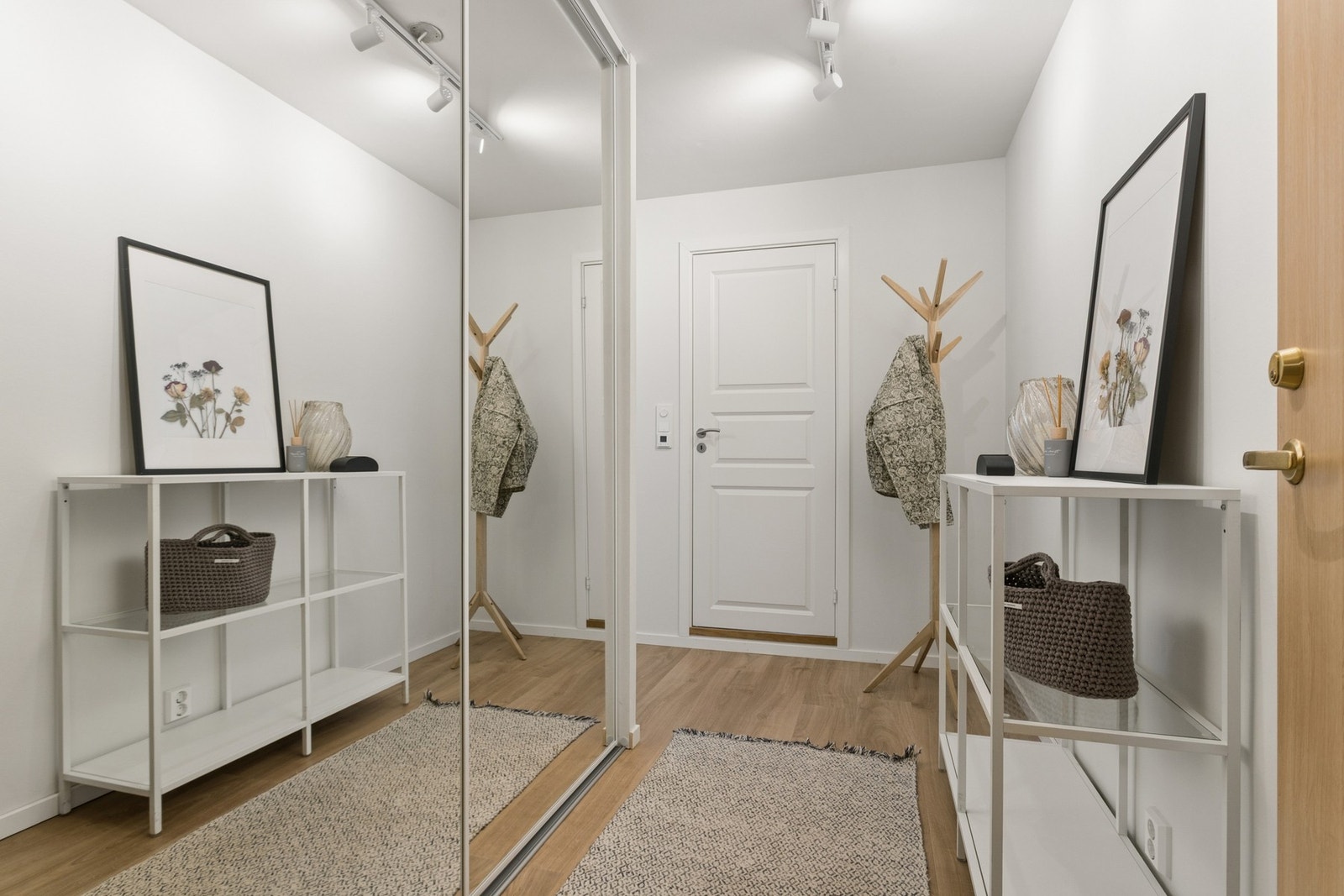 Velkommen inn - lys entré med fin plass til å hensette sko og yttertøy. Galleribilde