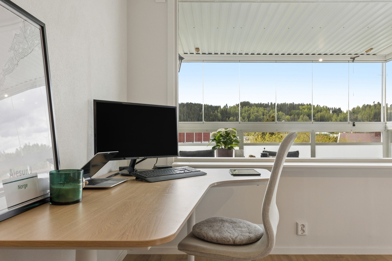 I den ene delen av stuen/kjøkkenet er det fin plass til en skrivepult. Galleribilde