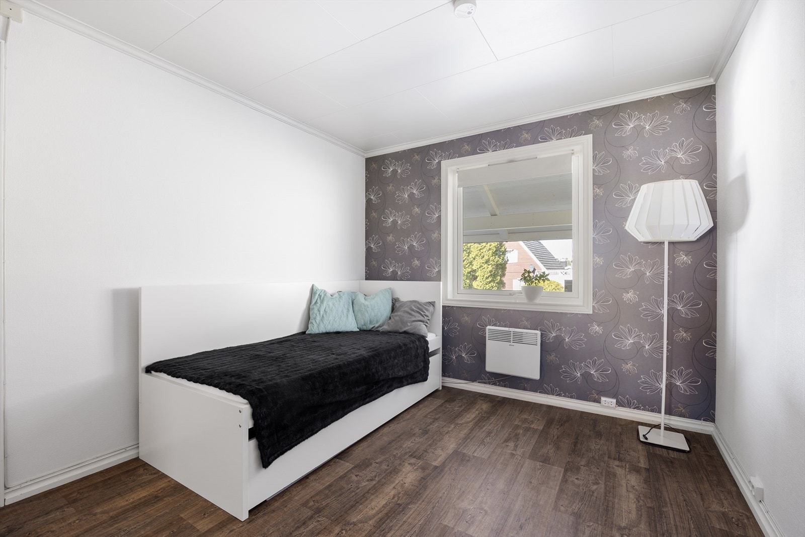 Boligen har totalt fem soverom. Dette ligger praktisk til i første etasje. Galleribilde