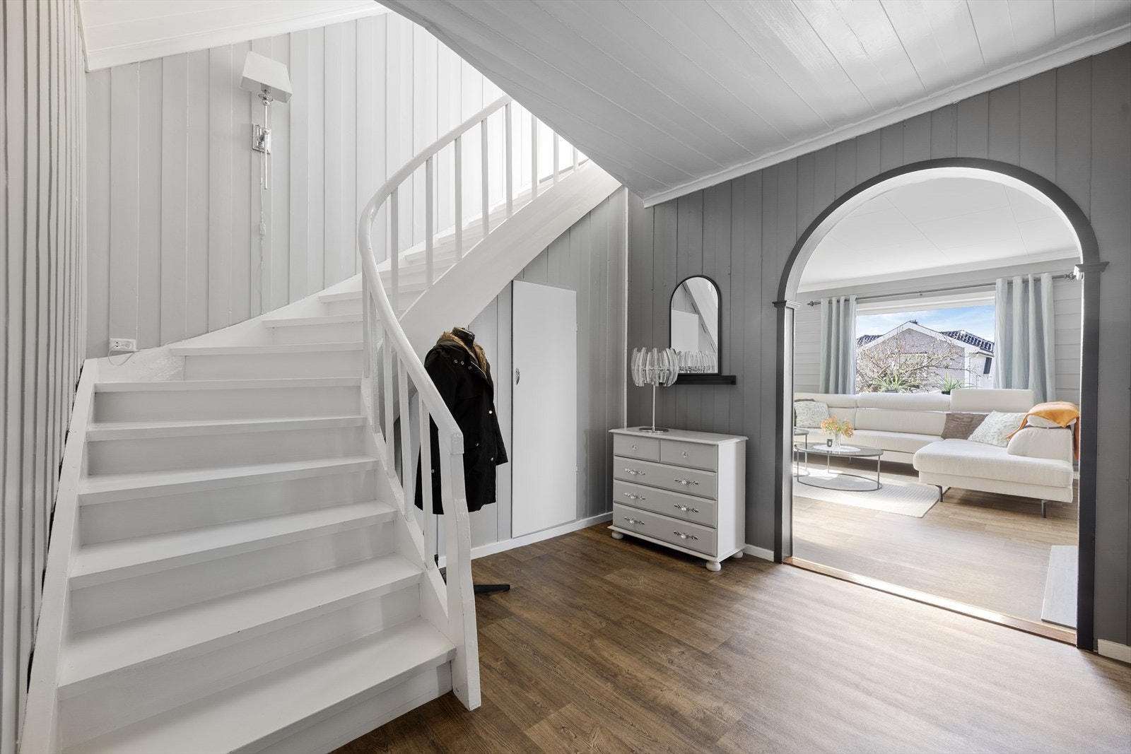 Fra gangen er det en åpen buegang inn mot stuen, som skaper en god romfølelse. Galleribilde