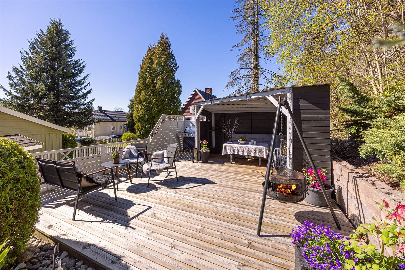 Eiendommen har et samlet terrasseareal på 82 m², fordelt på flere soner for uteliv og avslapning. Galleribilde