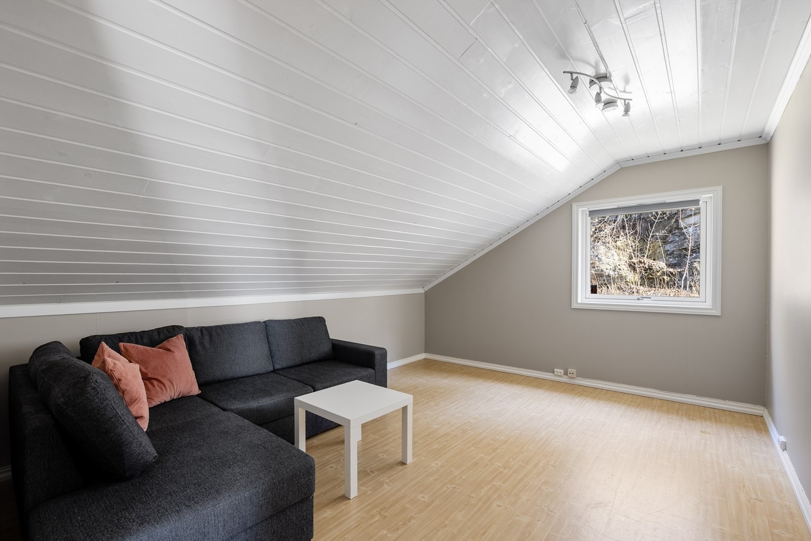 Et av rommene i andre etasje er innredet som en ekstra stue, ideelt for barn eller som TV-krok. Galleribilde