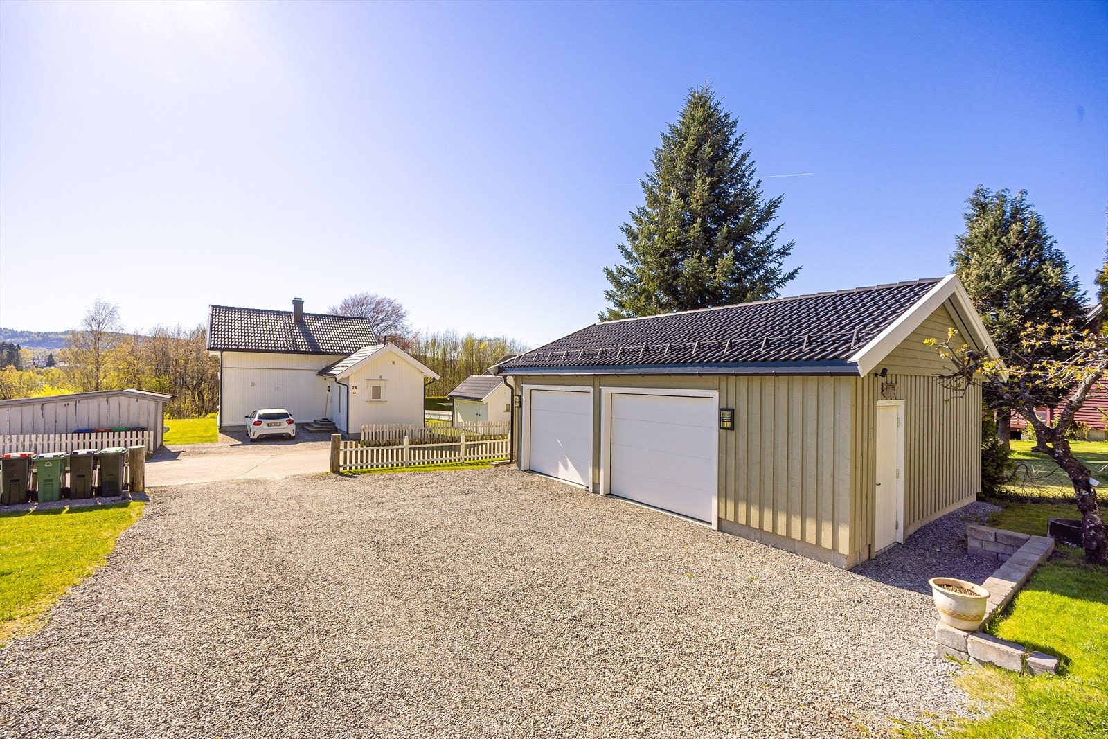 Garasjen fra 2018 har to separate porter. Galleribilde