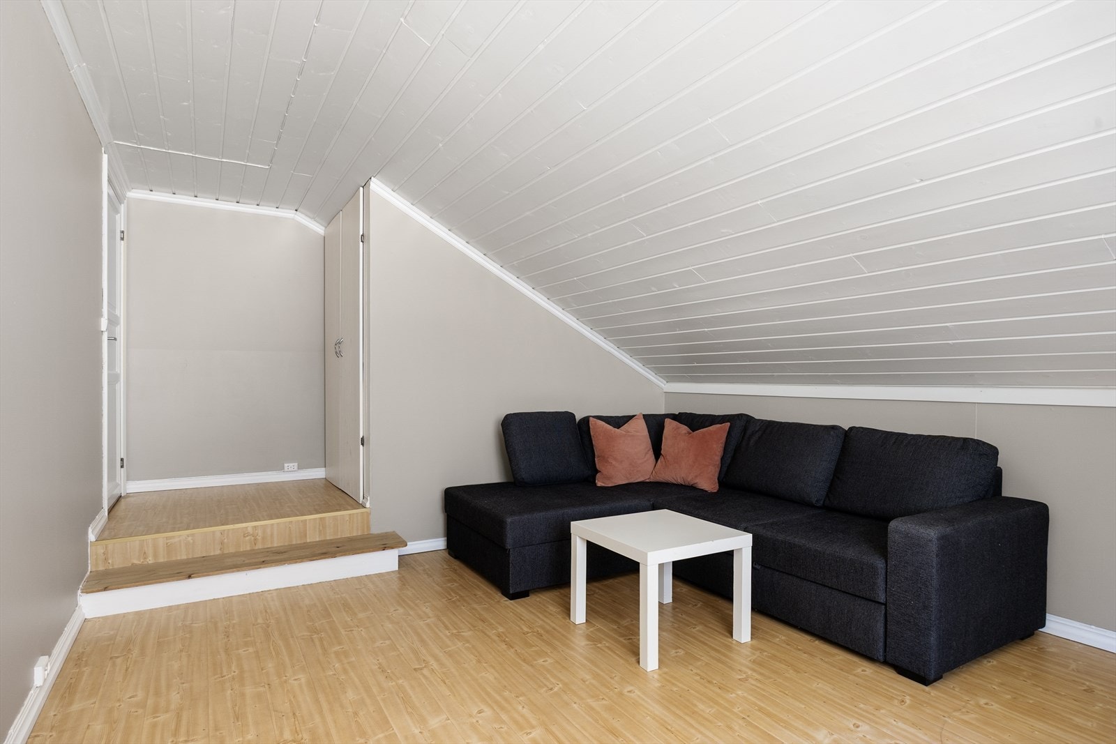 Skråtaket med malt panel gir rommet karakter. Galleribilde