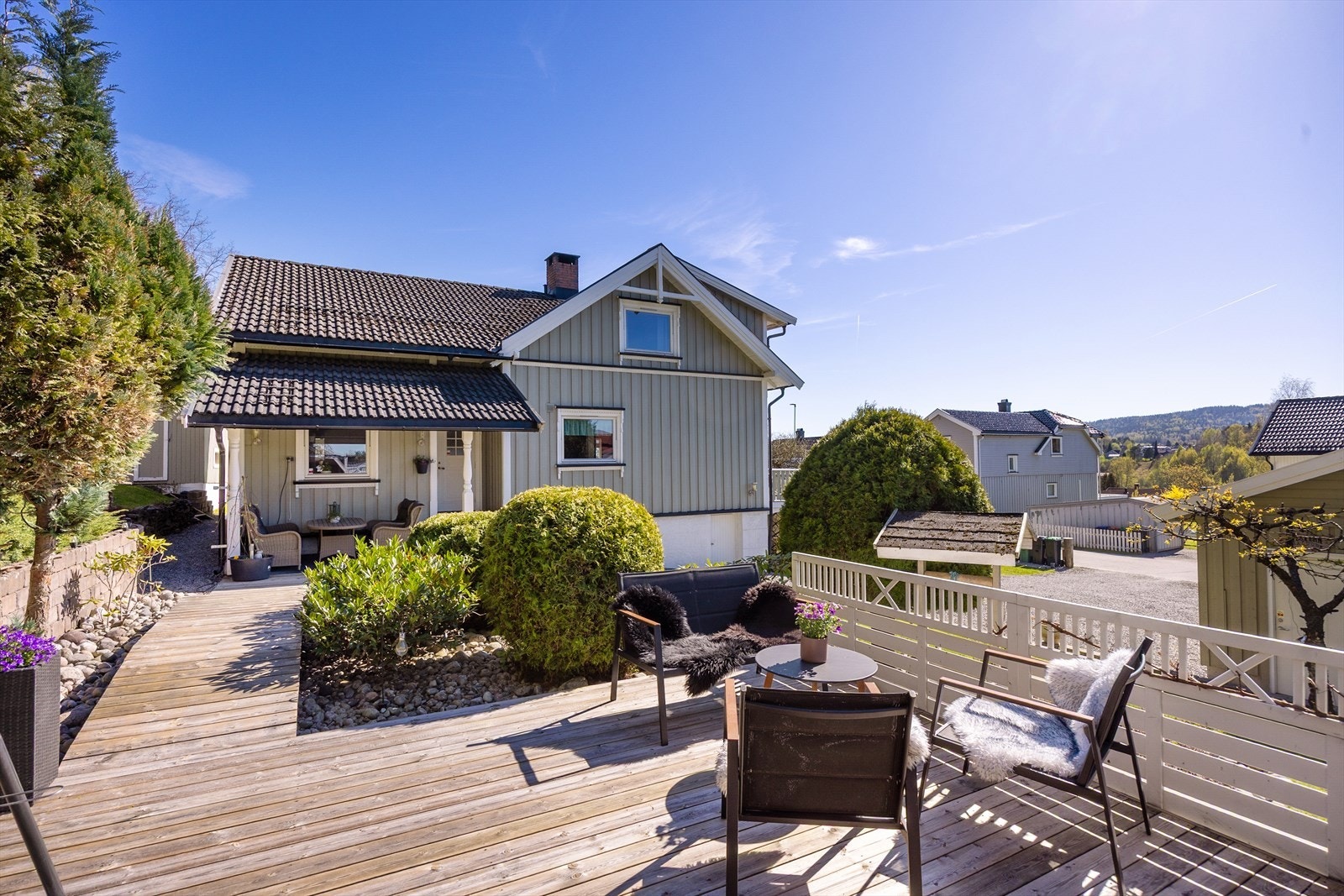Fra stuen er det utgang til en av de store terrassene. Galleribilde