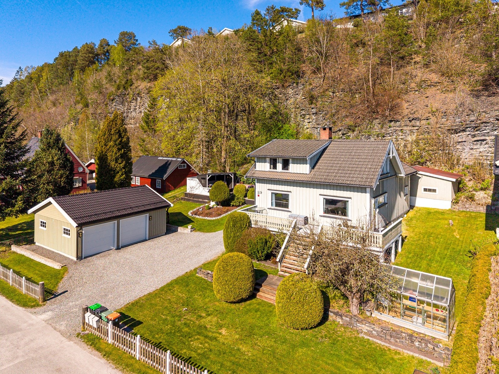 Eiendommen har en stor tomt på 1 525,7 m² med hage, garasje og bod. Galleribilde