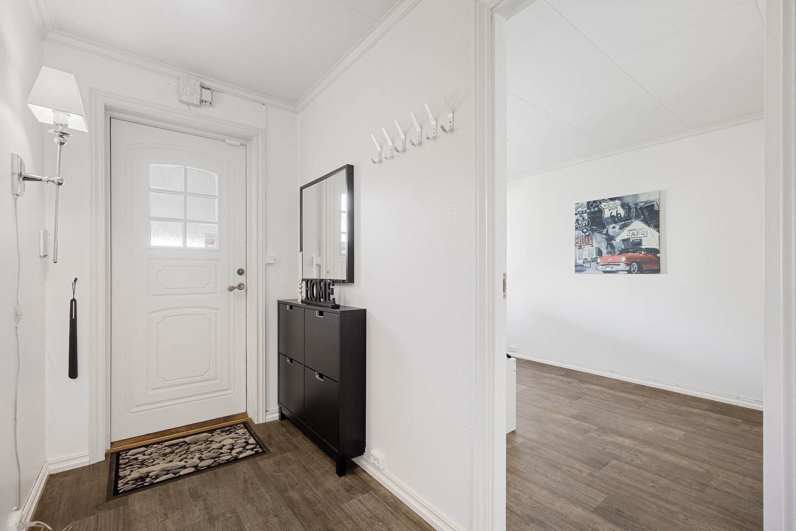 Entréen ønsker velkommen inn og har plass til oppbevaring av yttertøy. Galleribilde
