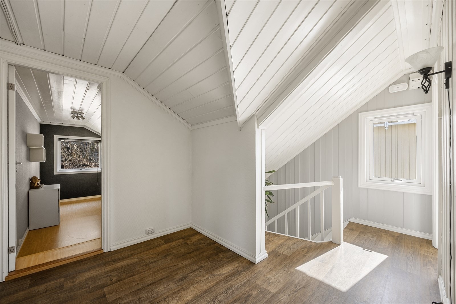 Gangarealet i andre etasje gir tilgang til alle soverommene og har malt panel i himling. Galleribilde