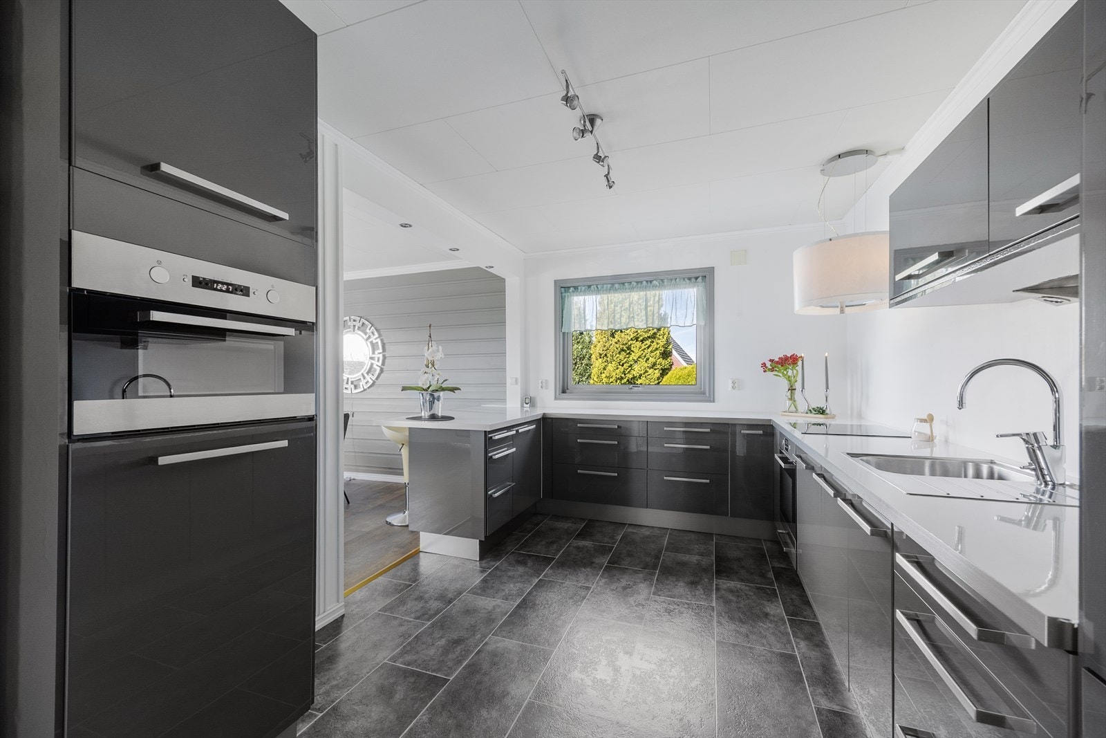 Kjøkkeninnredning fra IKEA med slette fronter, laminerte benkeplater og integrerte hvitevarer. Galleribilde
