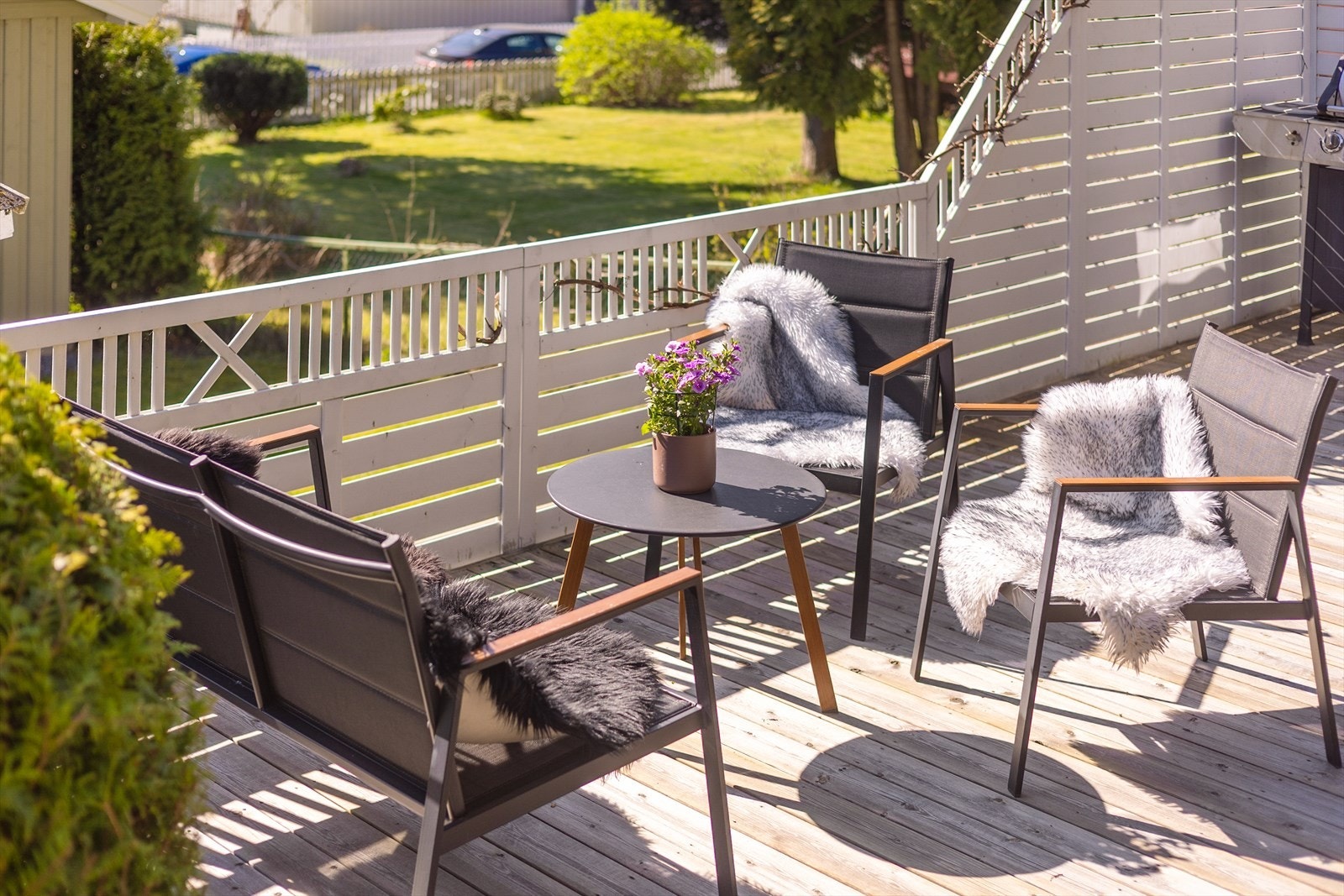 Flere sittegrupper kan plasseres rundt på det store terrasseområdet. Utvidelse av terrasse er ikke dokumentert og kan være søknadspliktig. Galleribilde
