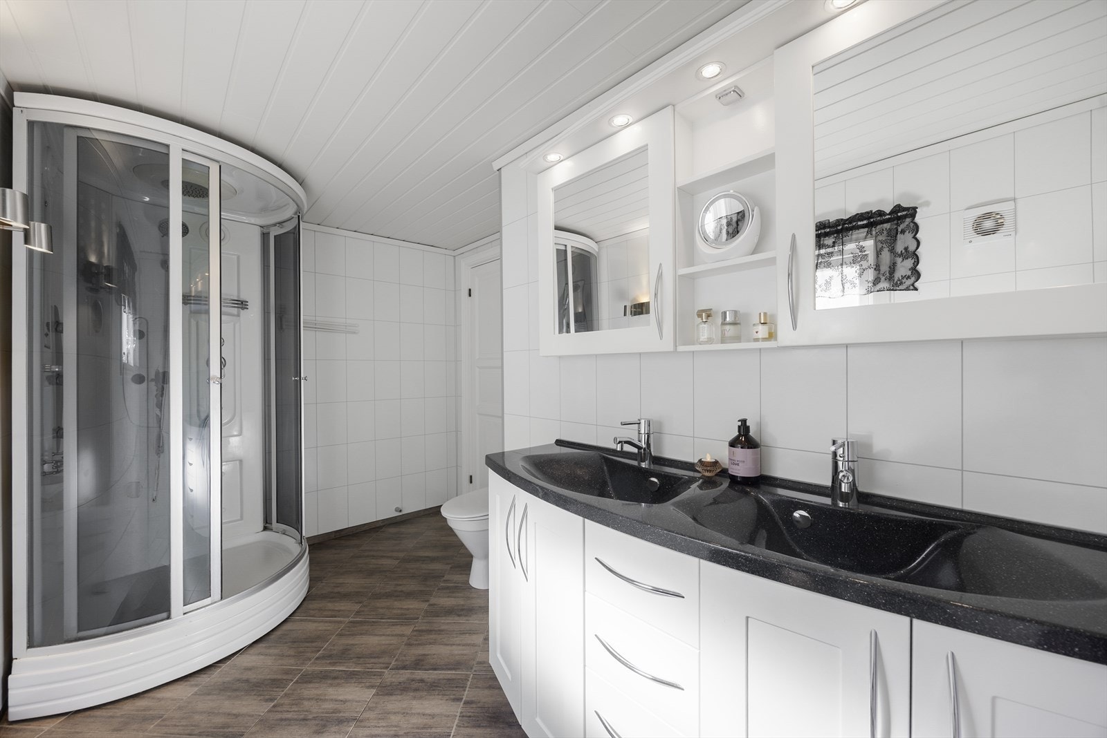 Badet i første etasje har flislagt gulv med elektriske varmekabler, dusjkabinett og toalett. Galleribilde