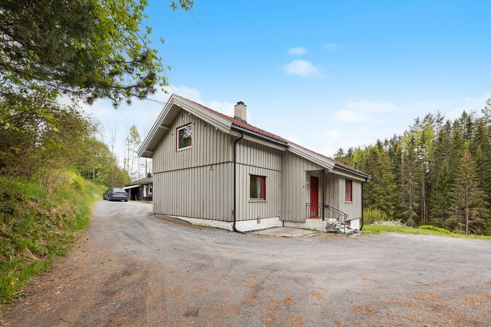 Gårdsplass oppe ved huset og på nedsiden av eiendommen. Galleribilde
