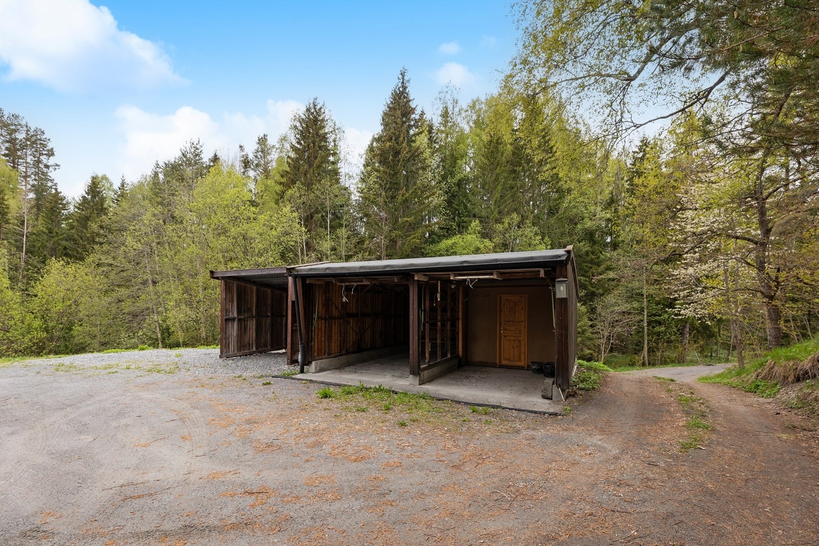 Garasje med bod og carport. Galleribilde