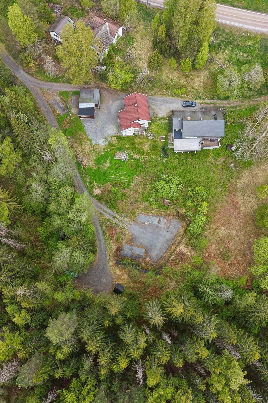 Dronebilde over eiendommen og omgivelsene. Galleribilde