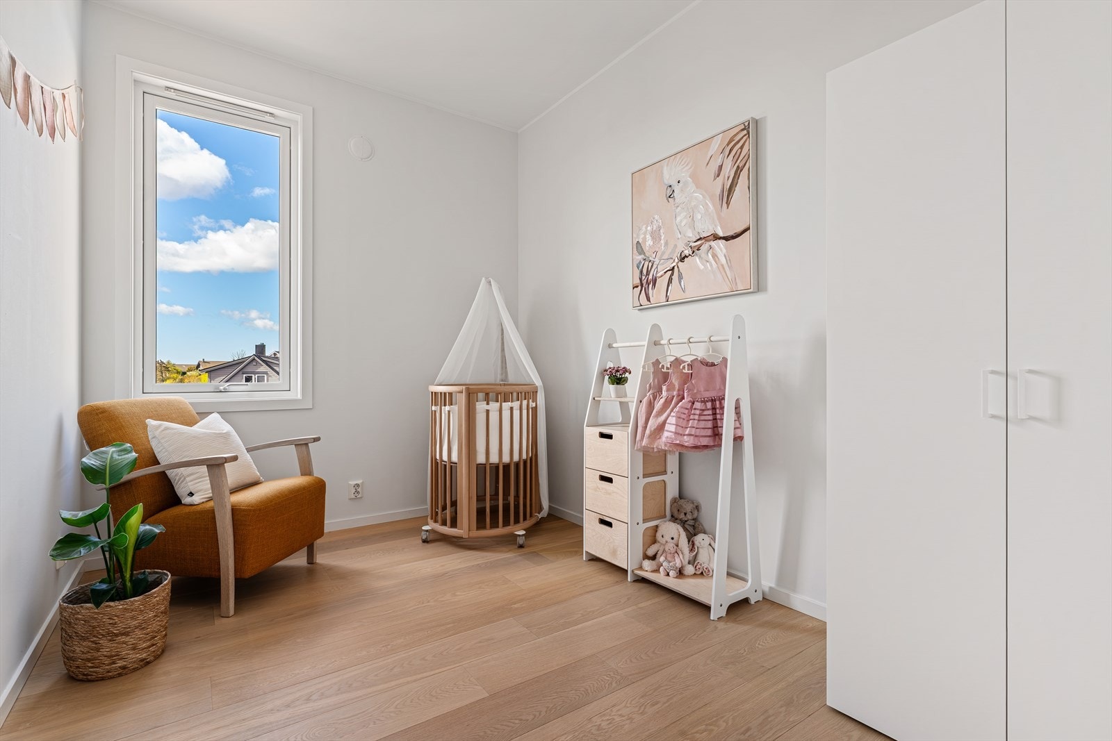 Leilighetens andre soverom er lyst og passer godt som barnerom eller kontor. Galleribilde