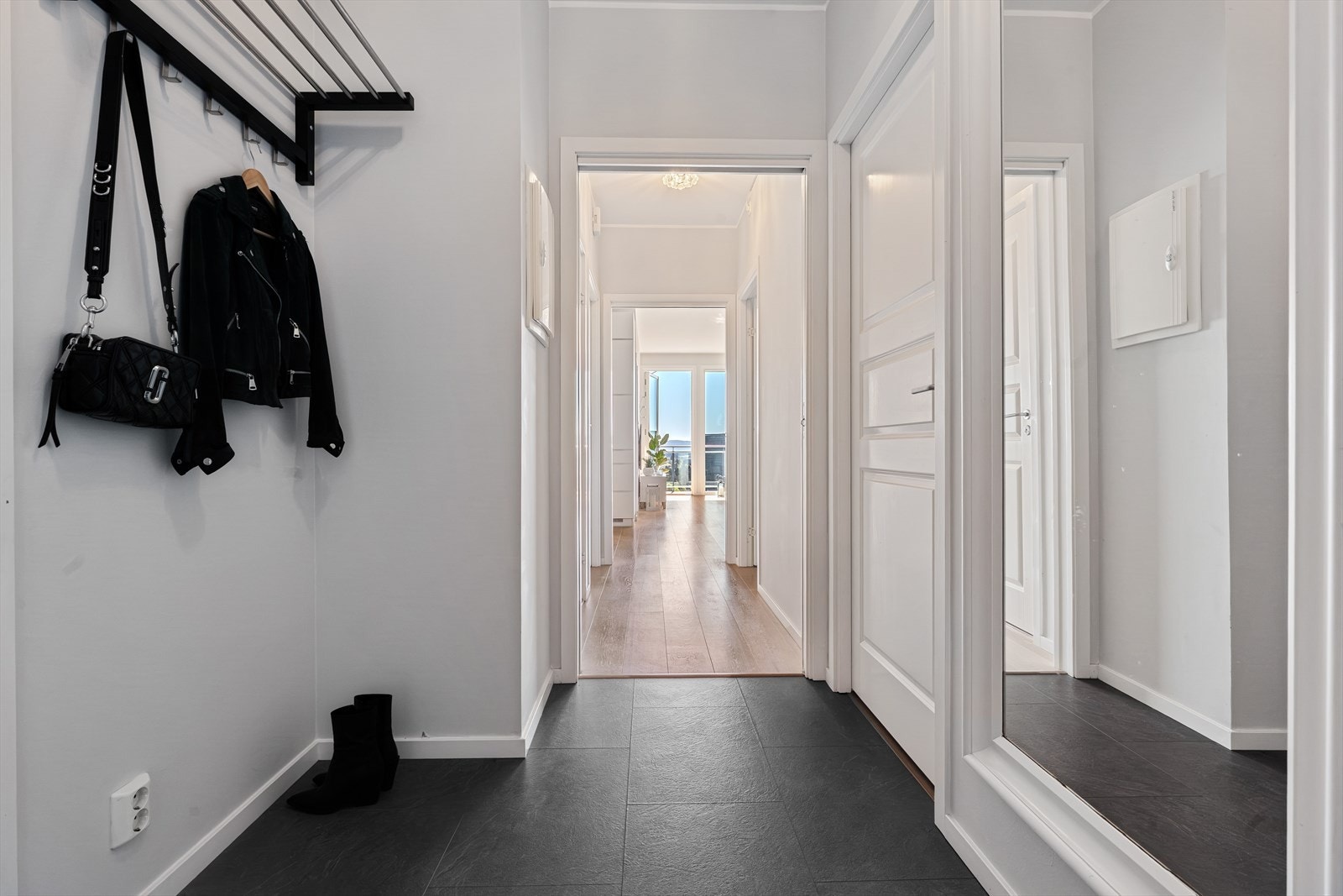 Entréen gir et godt førsteinntrykk og har tilgang til bad, vaskerom og ett av soverommene. Galleribilde