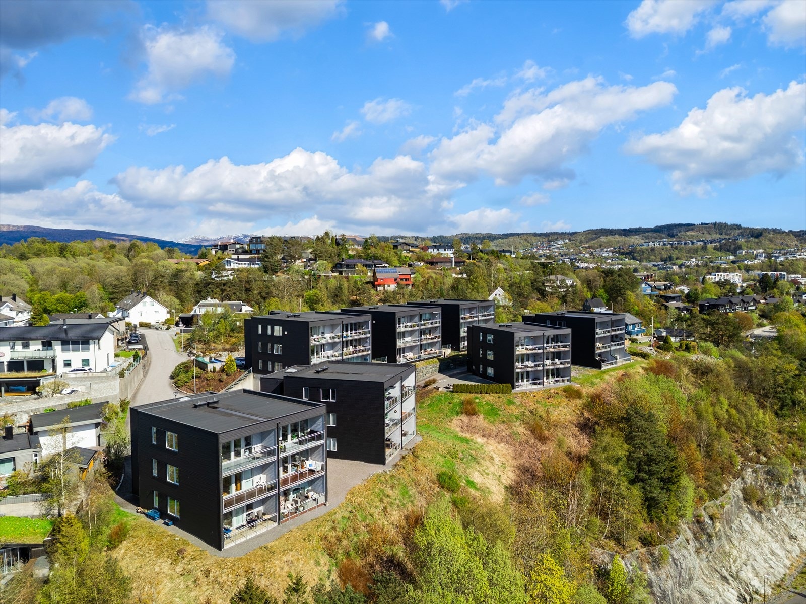 Området er stille og barnevennlig, med grønne fellesarealer og flotte turmuligheter rett utenfor døren. Galleribilde