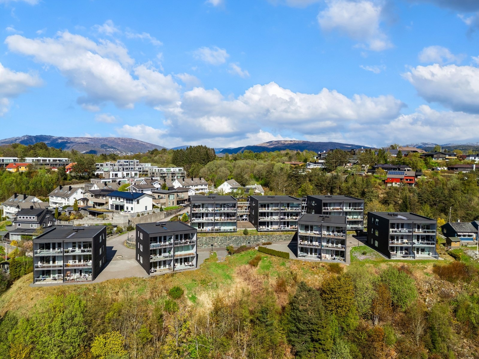 Herfra er det kort vei til populære turområder som Siljustøl og Steinsviksvatnet. Galleribilde