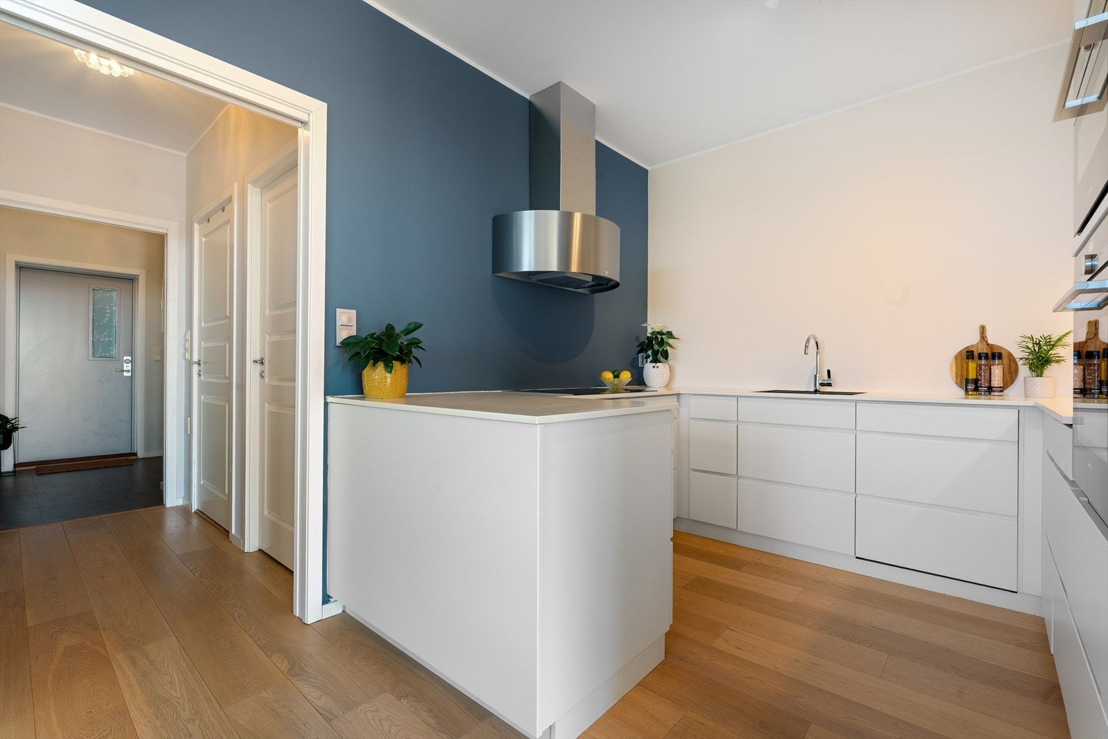 Kjøkkenet er praktisk plassert med kort vei fra entréen. Galleribilde