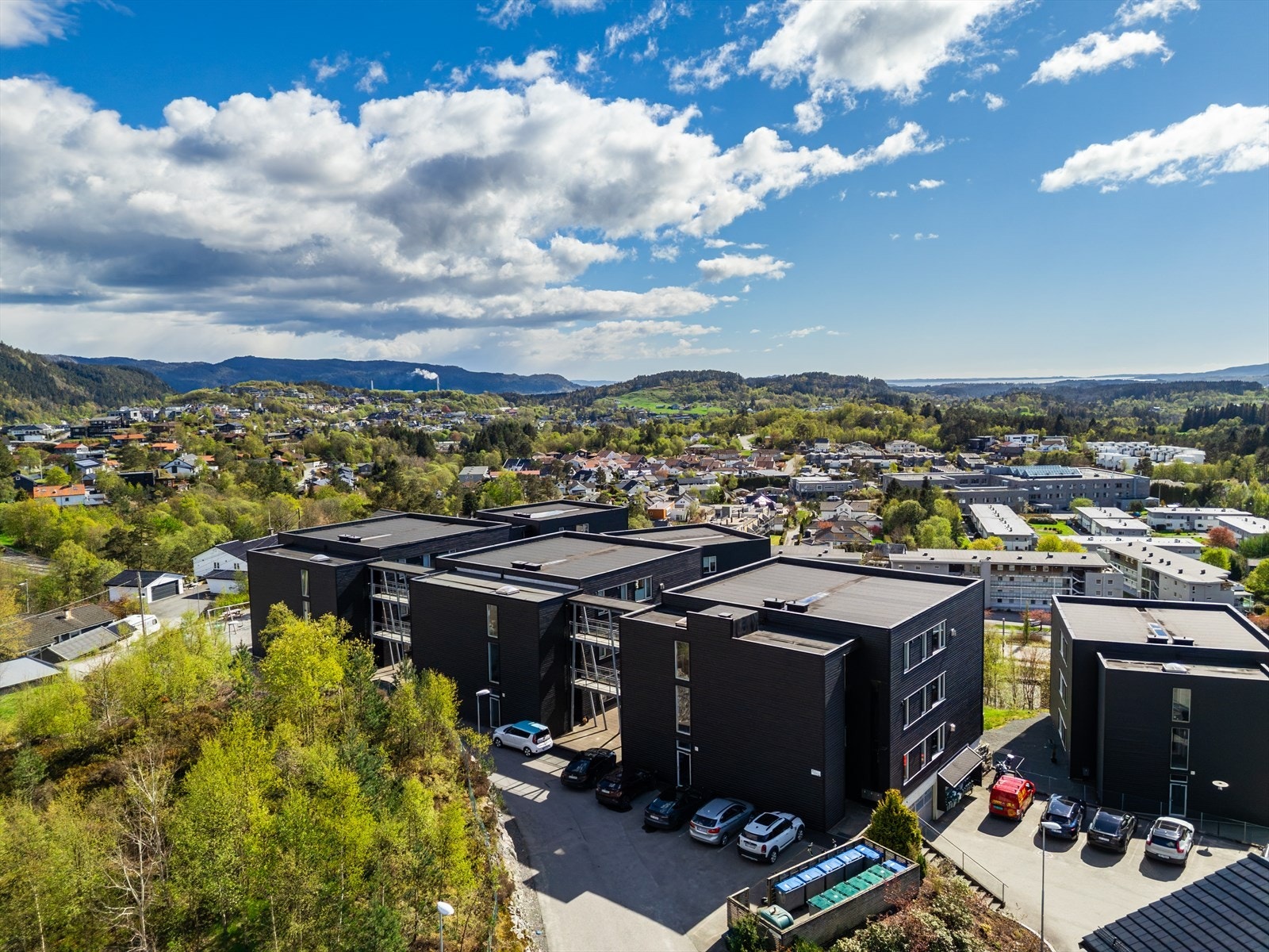 Bybanestoppet ved Råstølen nås på ca. 6-7 minutters gange via en opparbeidet grusvei. Galleribilde