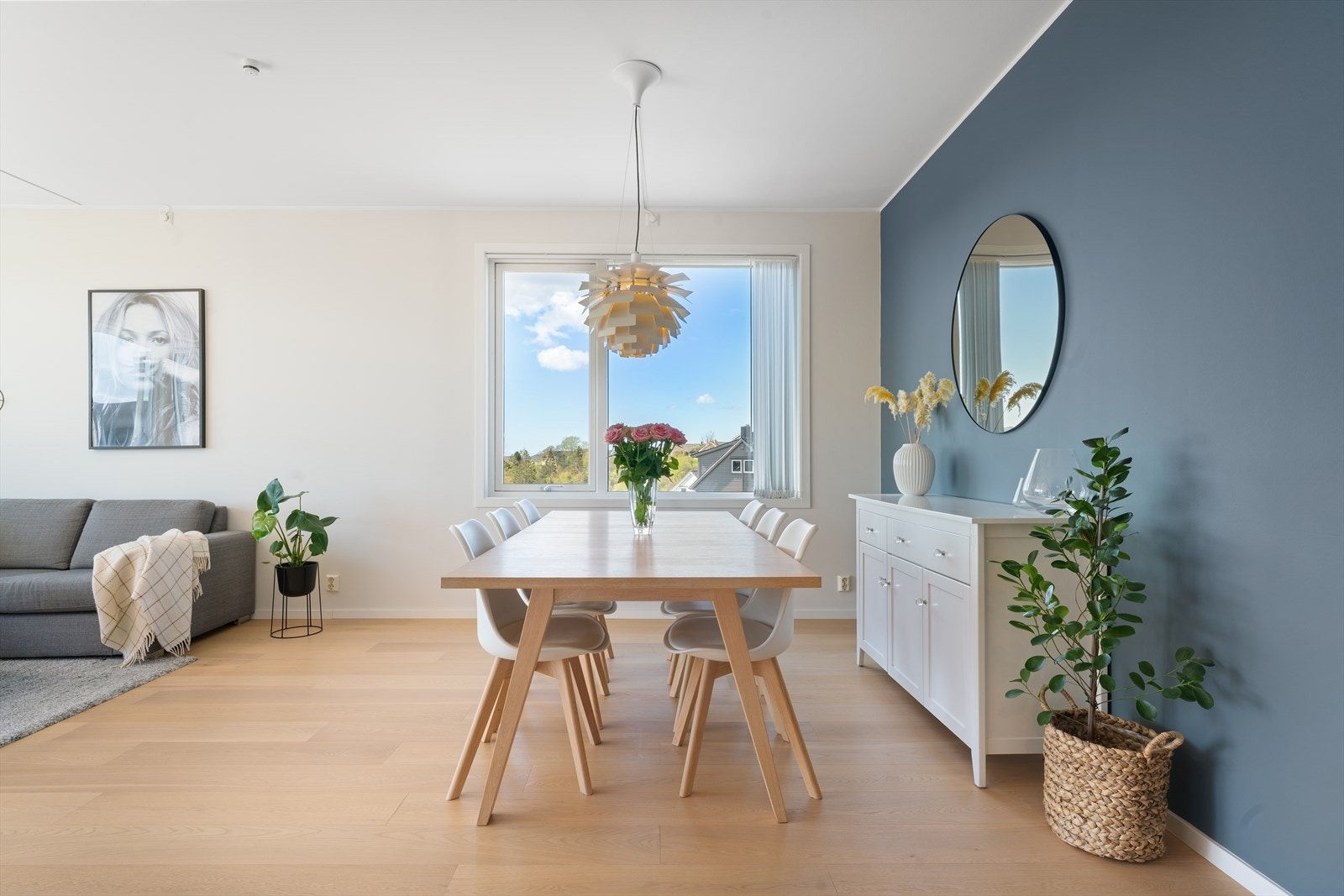Spisestuen har god plass til et langbord for hyggelige sammenkomster. Galleribilde