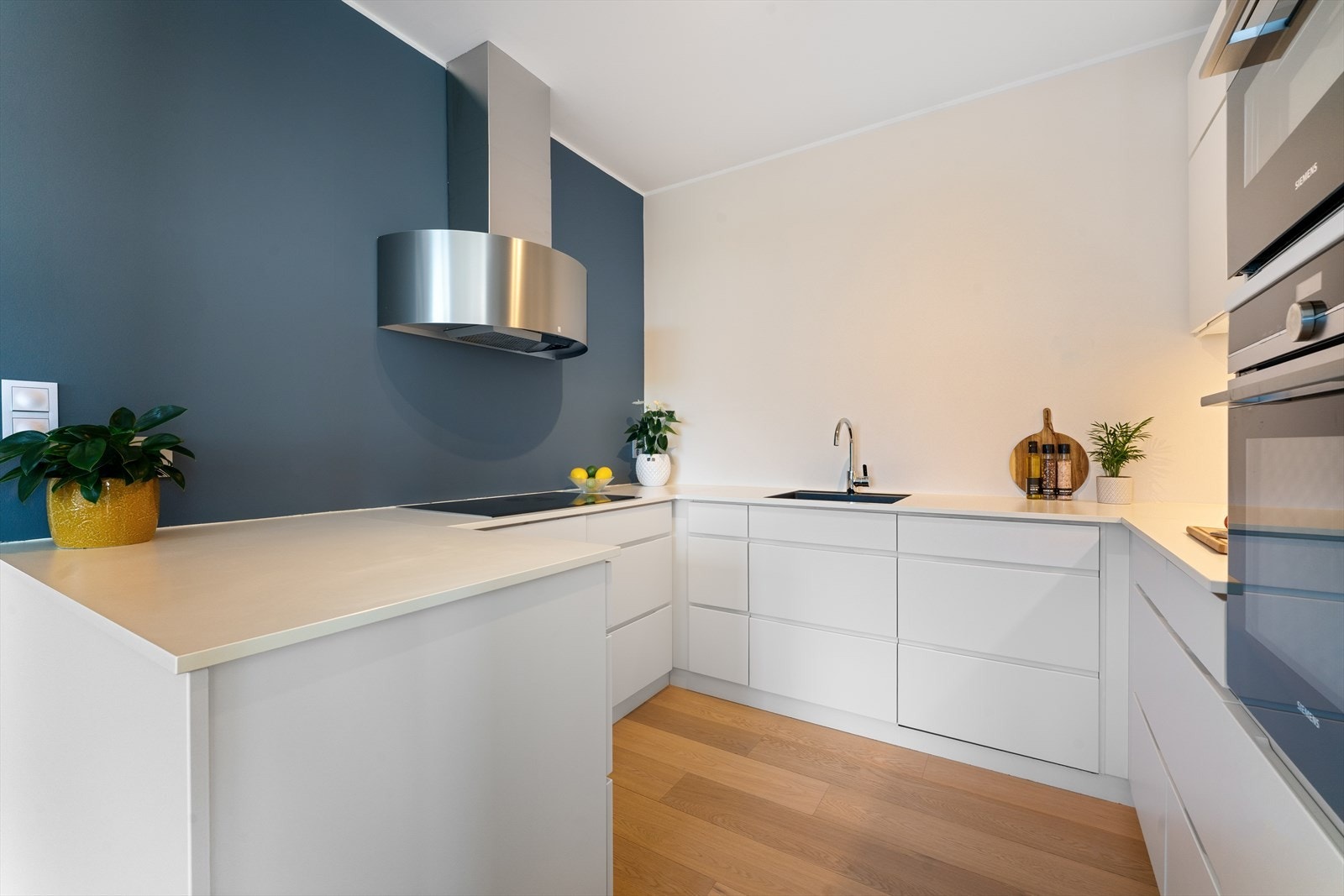 Laminatbenkeplaten med planlimt vask er både slitesterk og enkel å vedlikeholde. Galleribilde