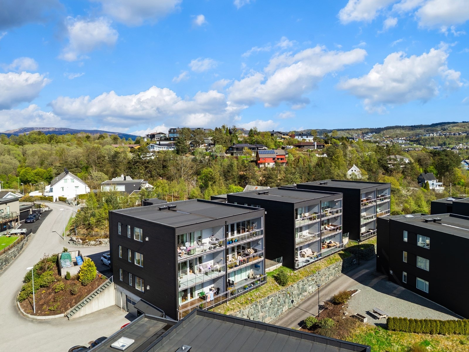 Beliggenheten er ideell for deg som ønsker å bo naturskjønt og tilbaketrukket. Galleribilde