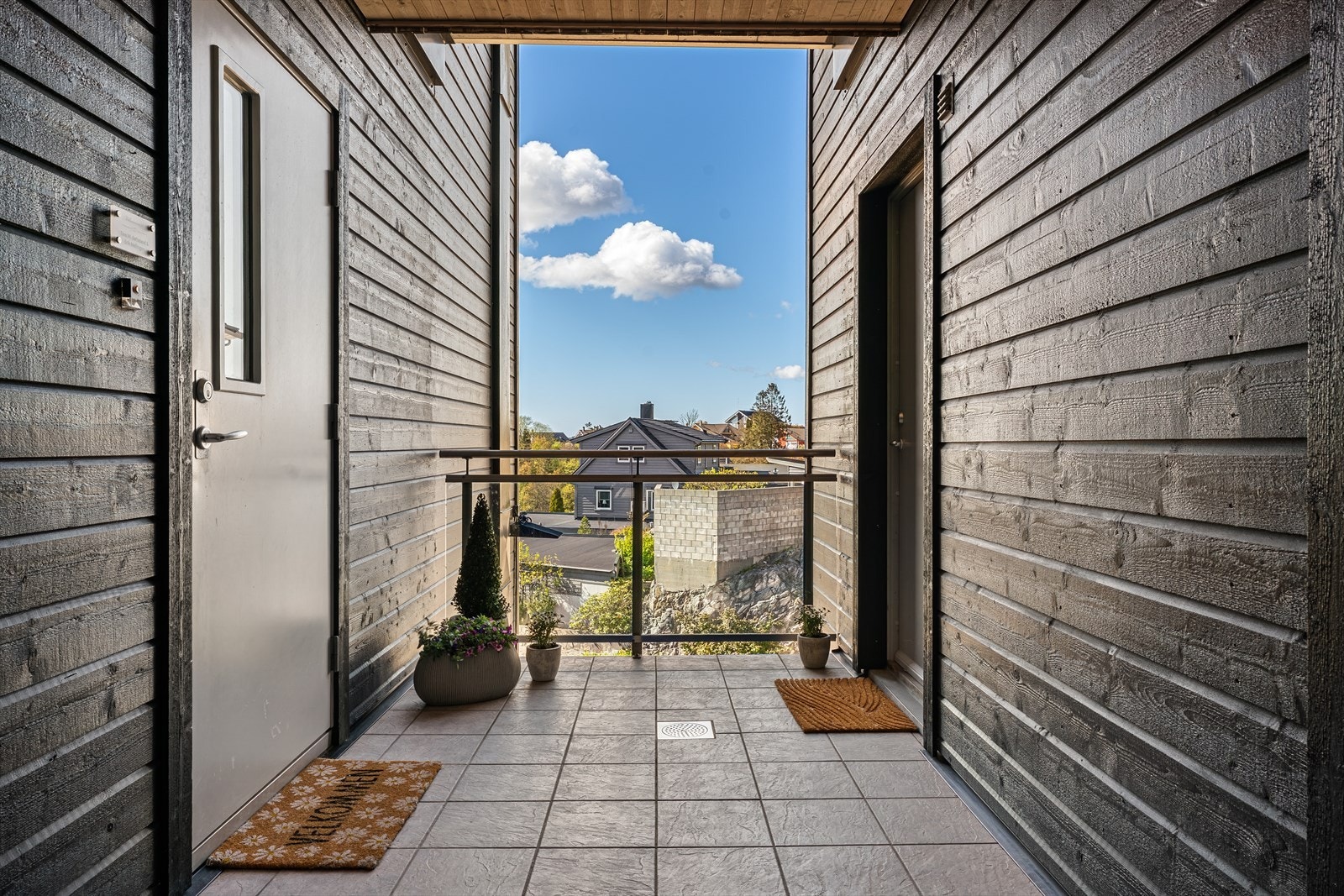 Adkomst til leiligheten via felles svalgang. Galleribilde