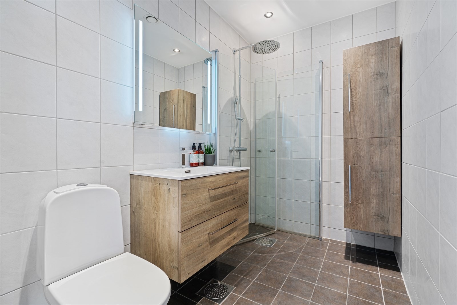 Badet har flislagte overflater og termostatstyrte varmekabler i gulvet. Galleribilde