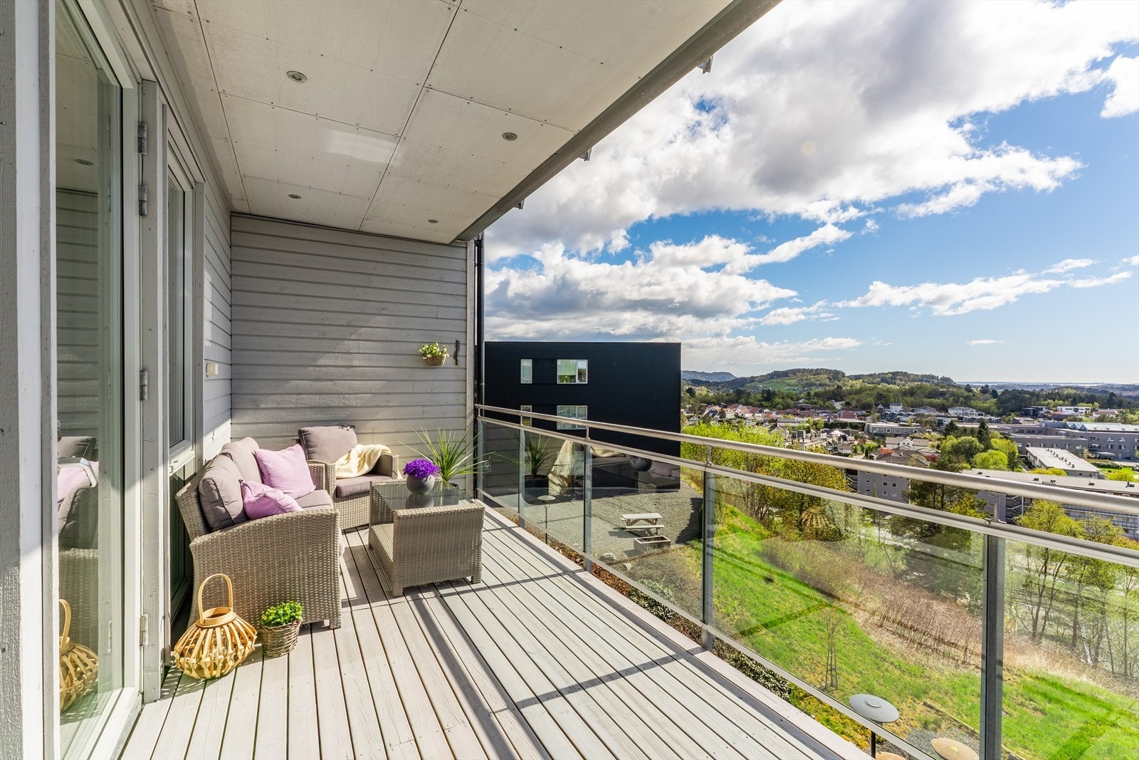 Fra stuen er det utgang til en romslig altan på nesten 16 m² med flott utsyn over landskapet. Galleribilde