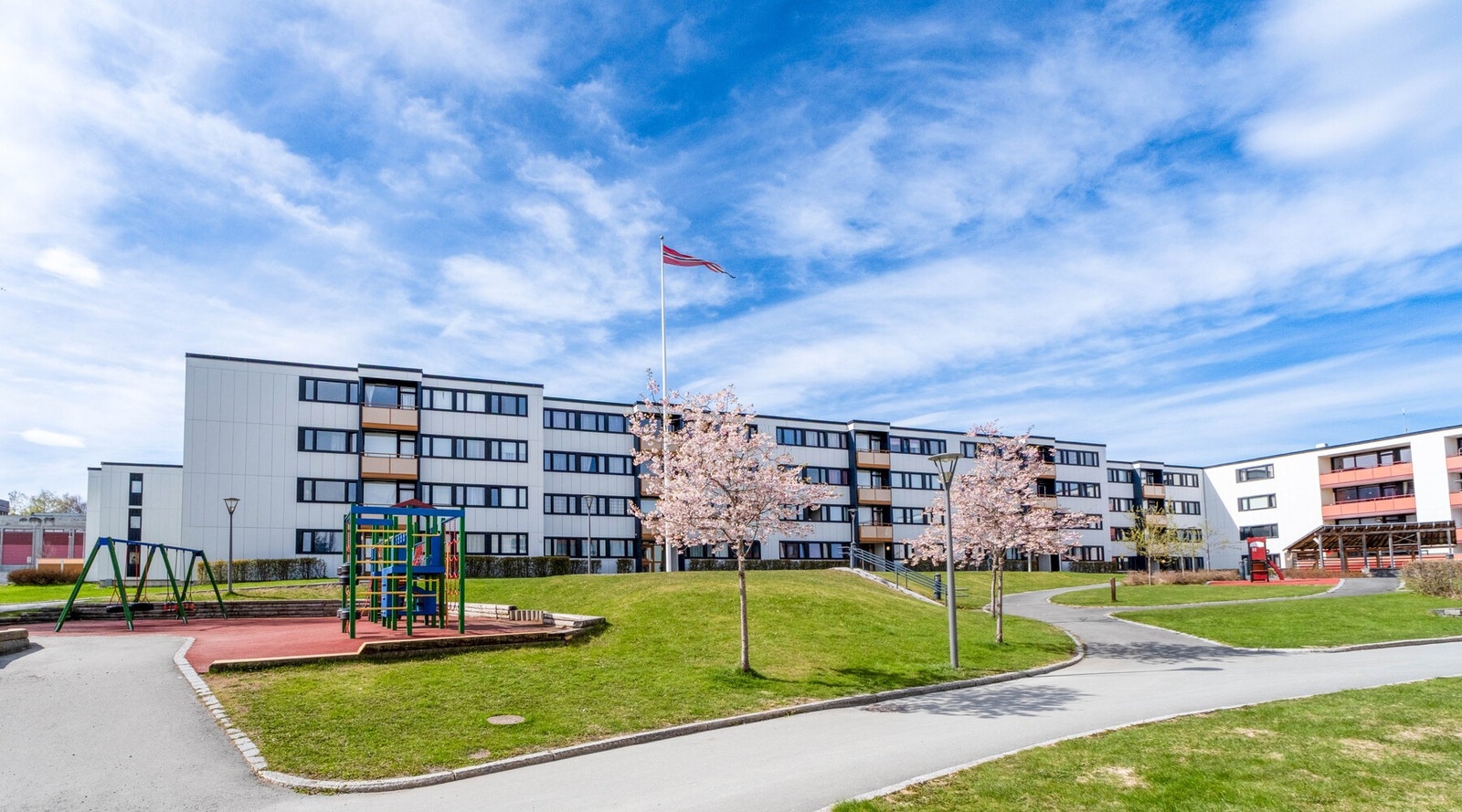 Kun et "steinkast" unna finner man det meste av service fasiliteter som matbutikker, apotek, cafe, husebybadet Galleribilde