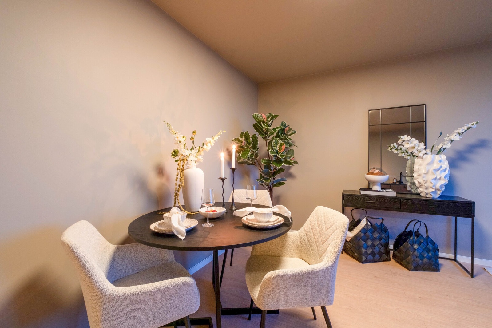 God plass til spisebord og mulighet for koselige middager i godt selskap. Galleribilde