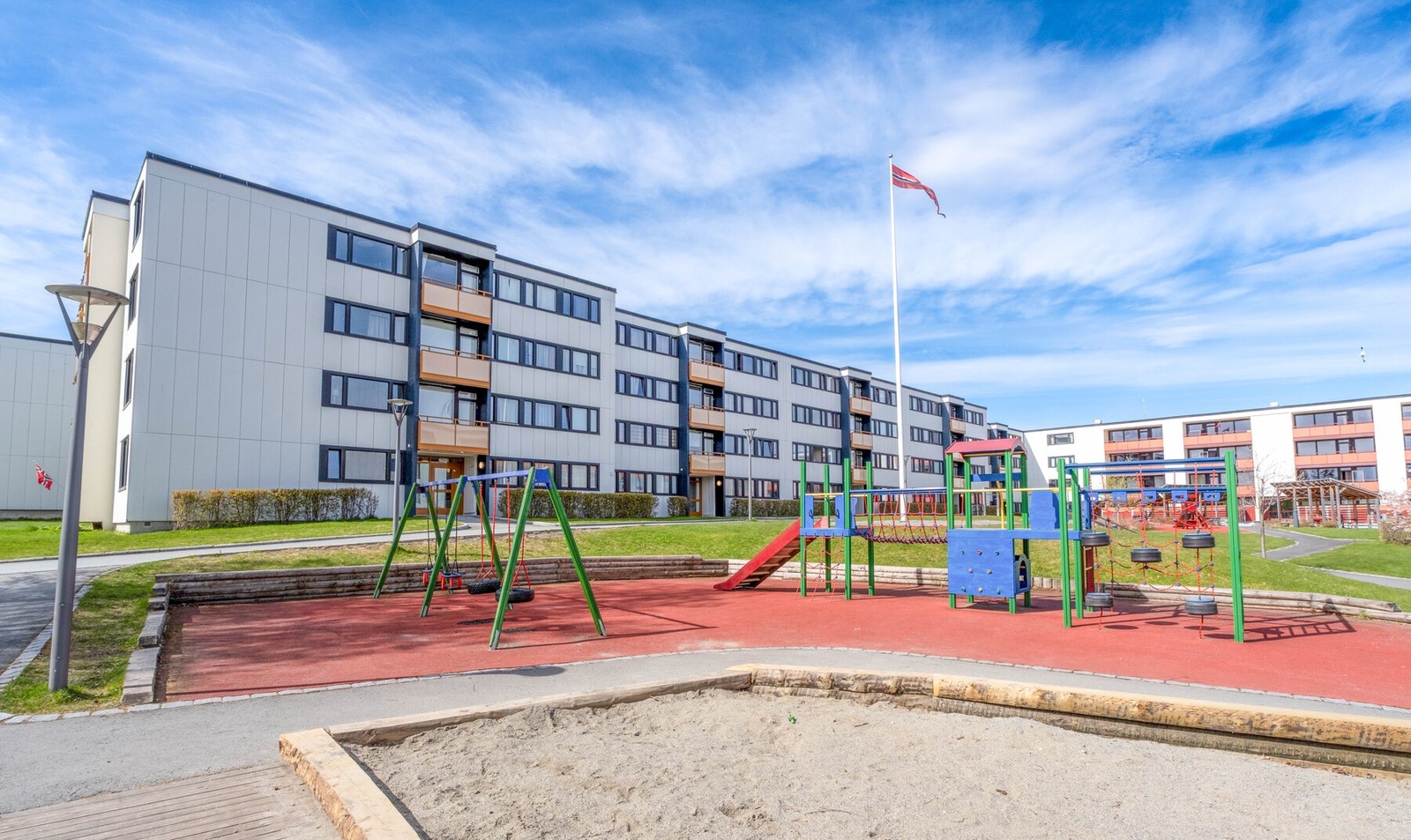 Skoler og barnehager ligger i kort gangavstand fra leiligheten, som gjør området spesielt attraktivt for barnefamilier. Galleribilde
