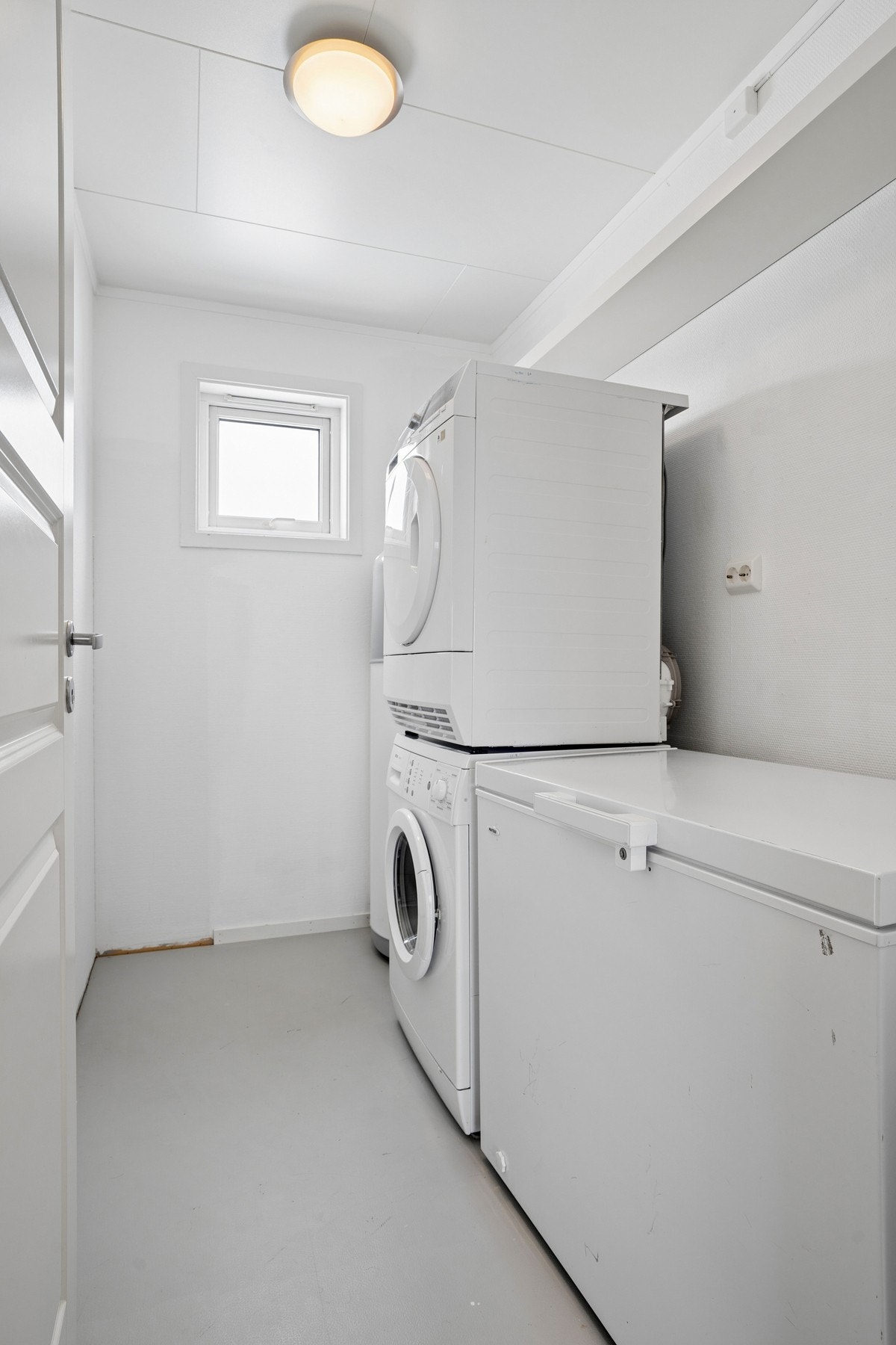 Leiligheten har et dedikert vaskerom med opplegg for vaskemaskin og tørketrommel. Galleribilde