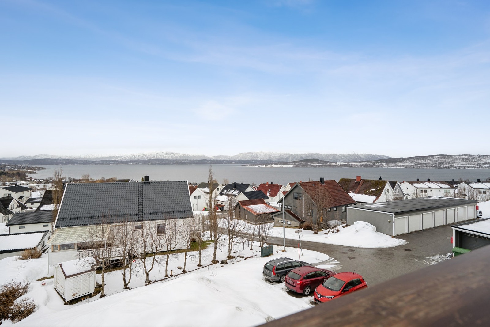 Garasje i garasjerekke medfølger. Gjesteparkering like ved. Galleribilde