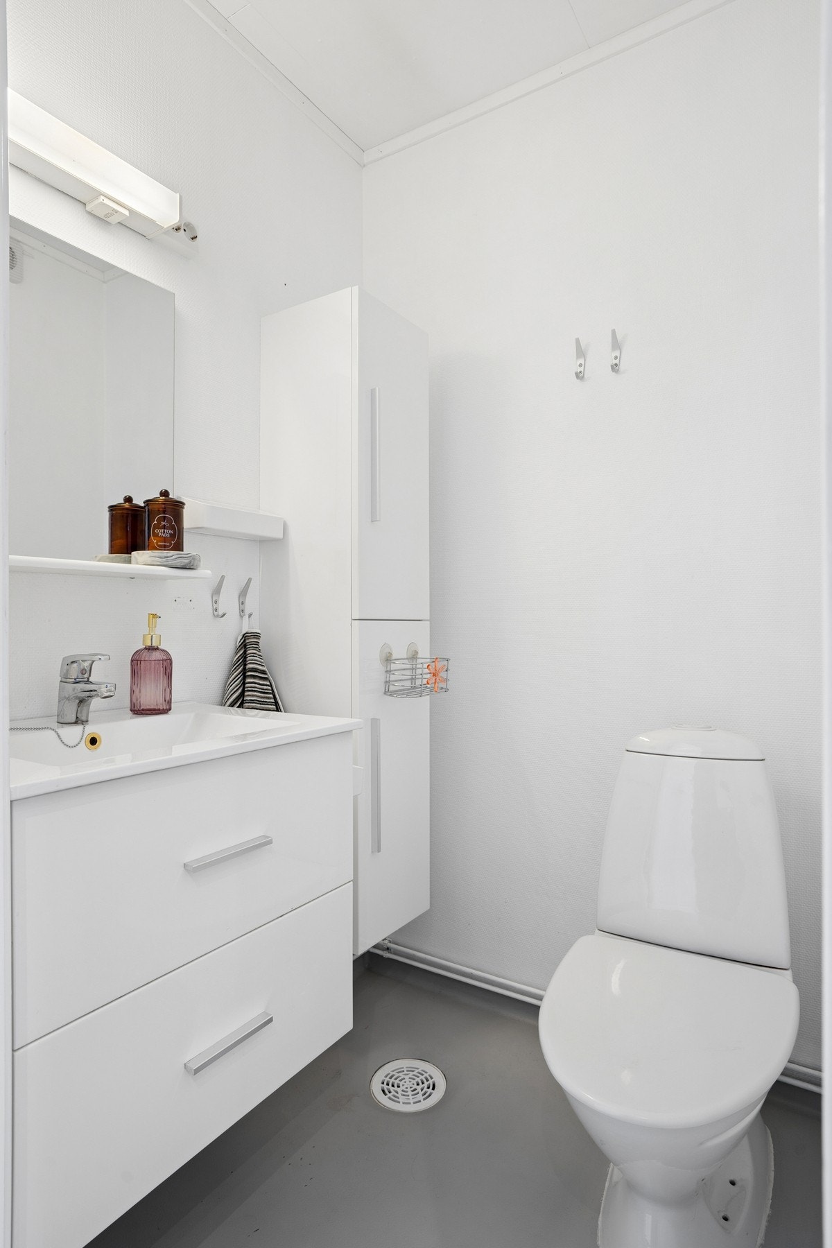 Praktisk med et separat WC-rom i tillegg til hovedbadet. Galleribilde