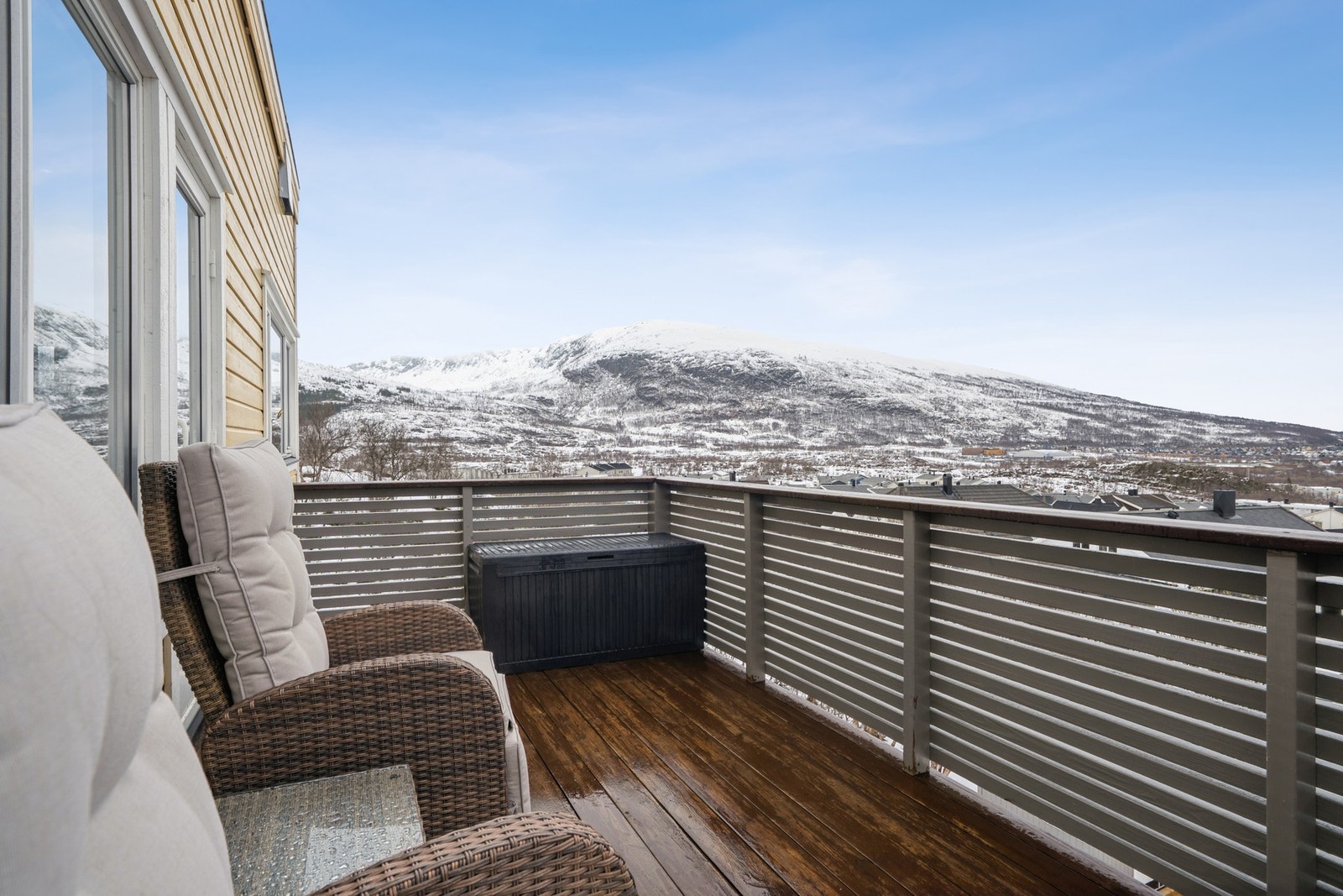 Hovedbalkongen har god plass til utemøbler og er et fint sted å nyte utsikten mot fjellene. Galleribilde