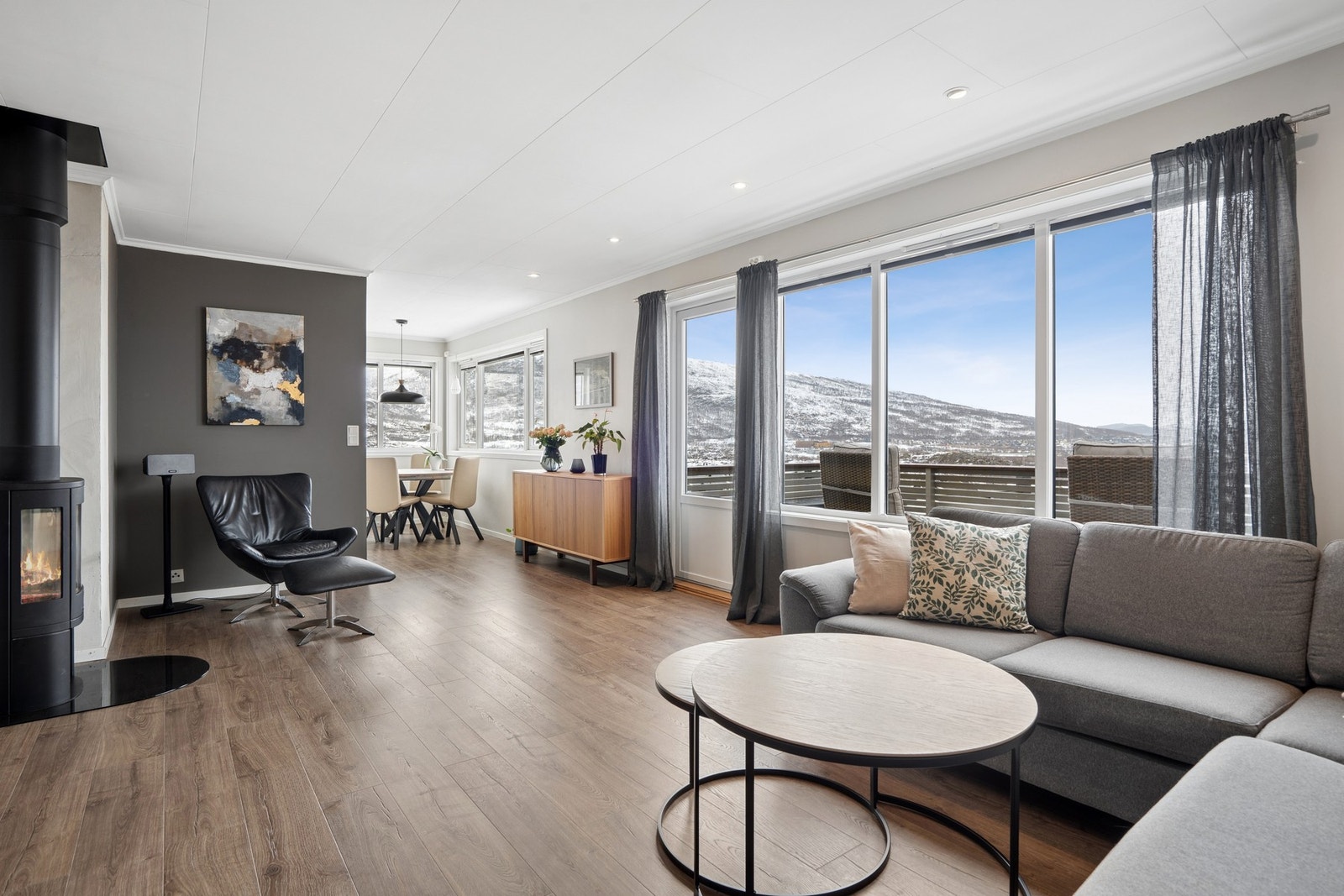 Stor stue med vedfyring Galleribilde