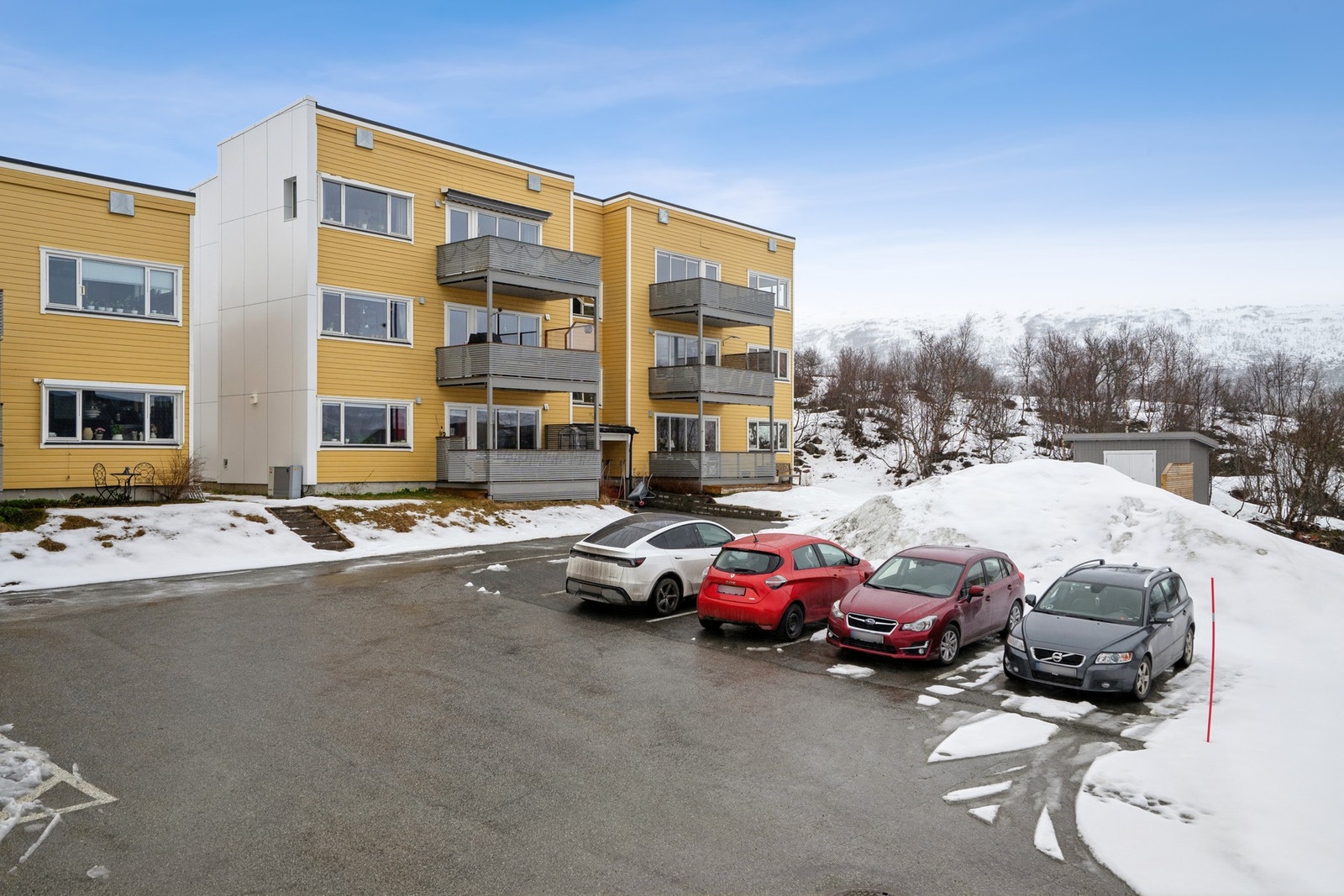 Bygget har en felles, asfaltert parkeringsplass for beboerne. Galleribilde