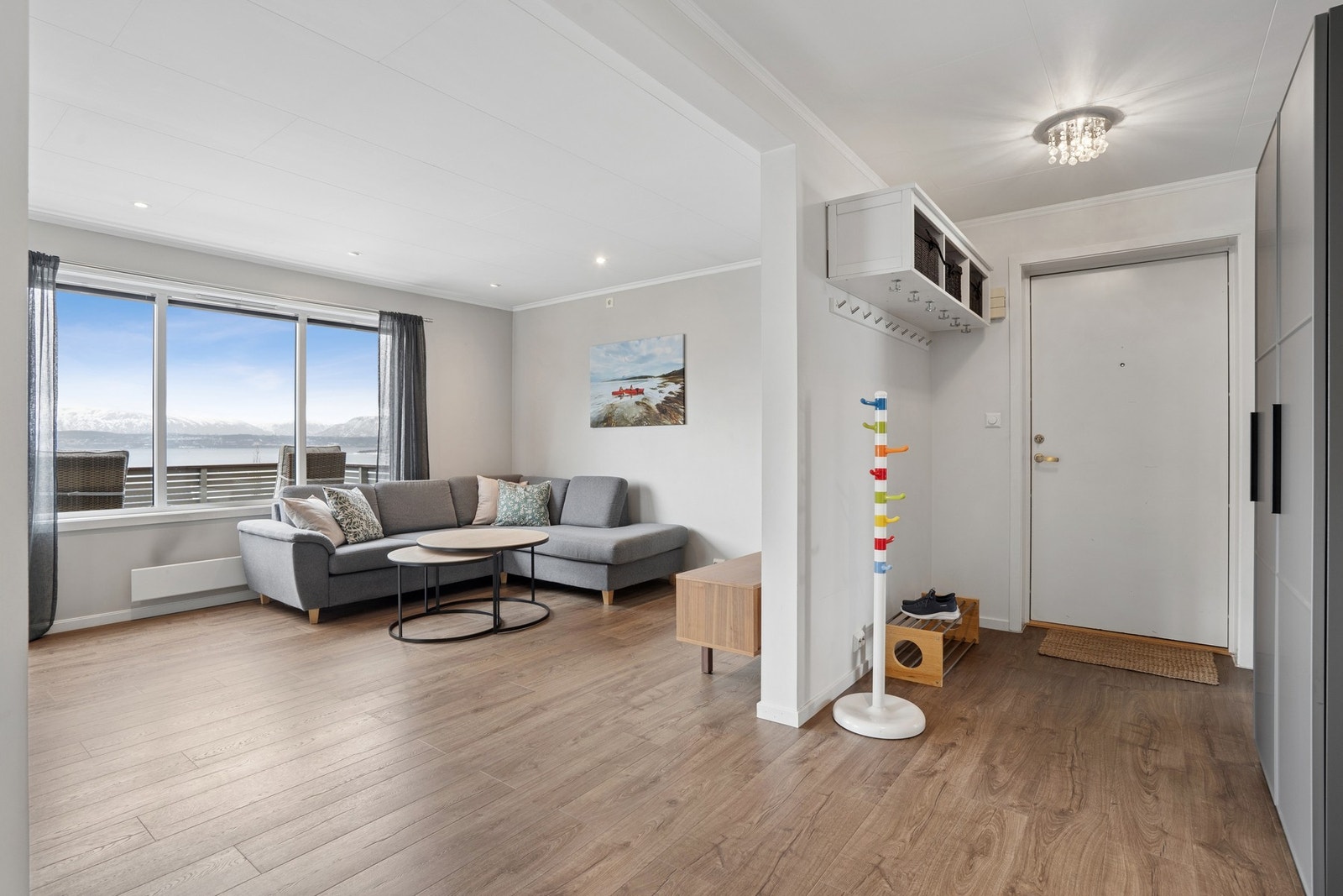 Praktisk entré med plass til oppbevaring av yttertøy, i åpen forbindelse med stuen. Galleribilde