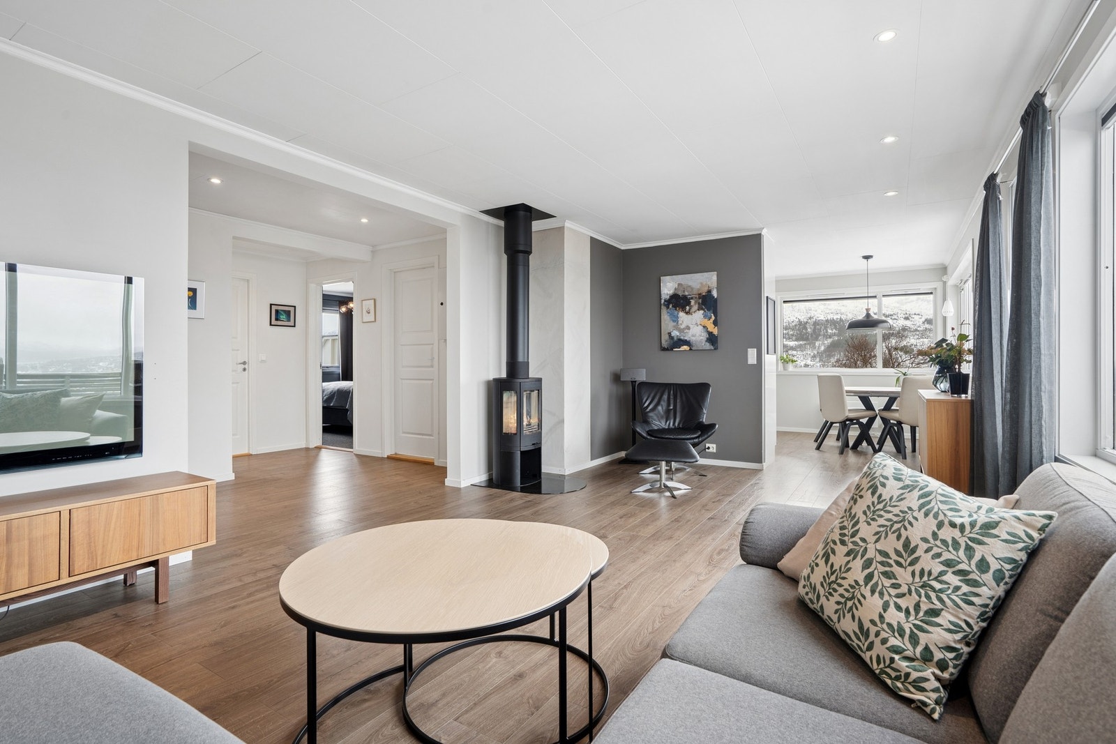 Stuen er romslig og har flere soner, med plass til både sofagruppe og lesekrok. Galleribilde