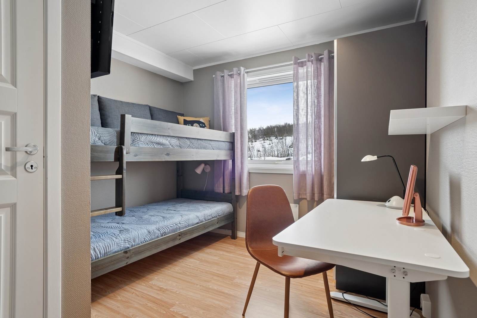 Det ene soverommet er praktisk innredet med køyeseng og en liten arbeidsplass. Galleribilde