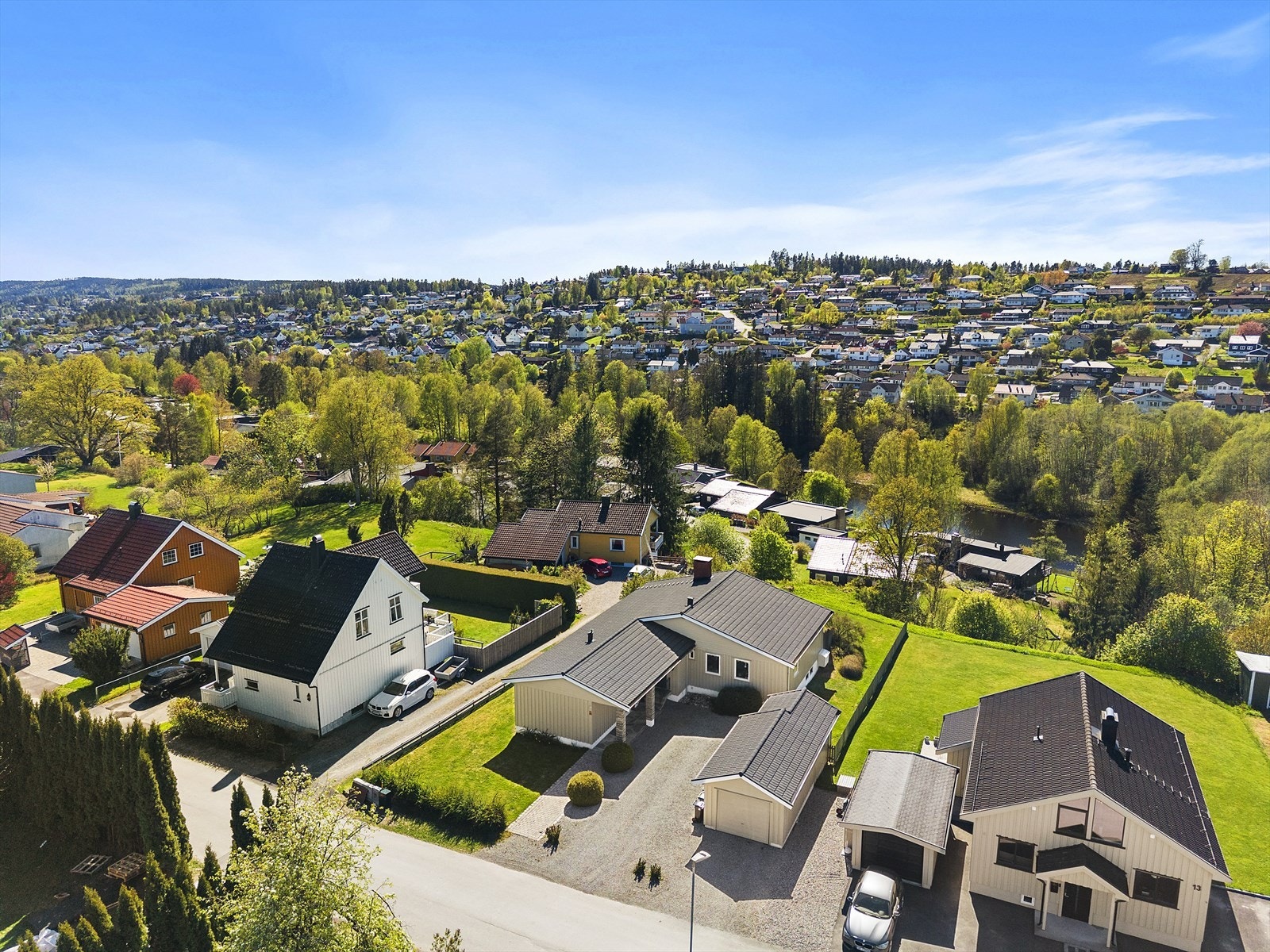 Her kan man nyte en praktfull utsikt over vakre gårdsplandskap i vest opp mot Gulset, og svært gode solforhold fra tidlig morgen til sen kveld. Galleribilde