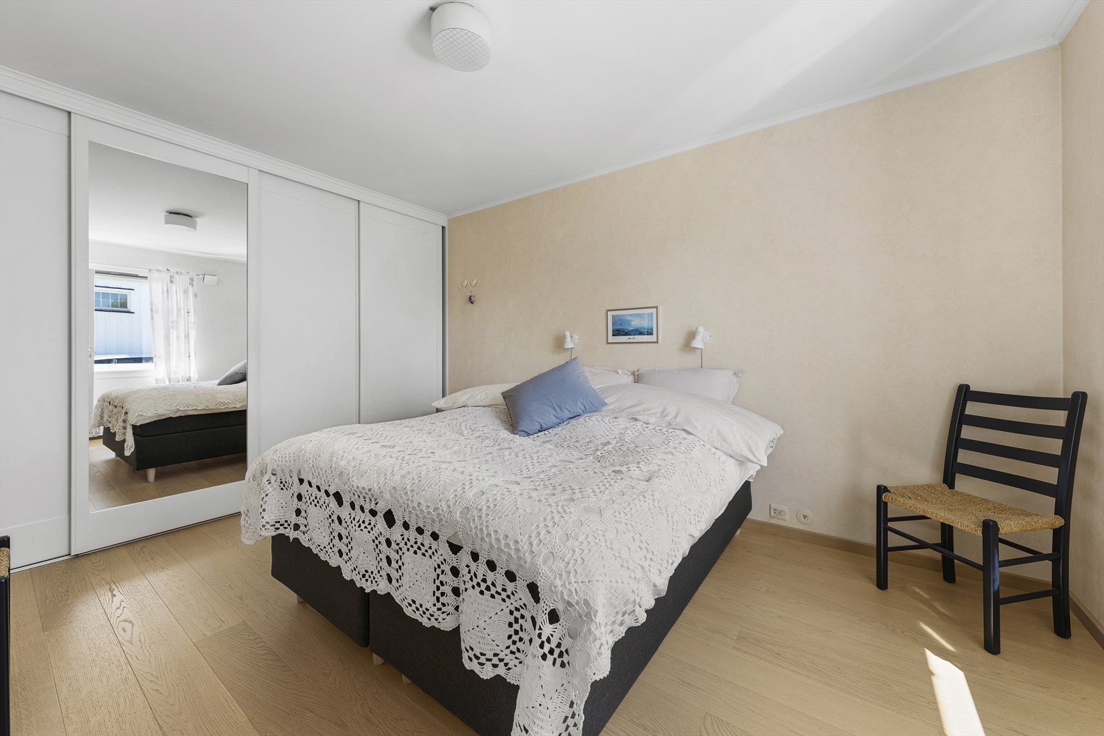 Rikelig med oppbevaringsplass i stor og praktisk skyvedørsgarderobe på hovedsoverommet Galleribilde