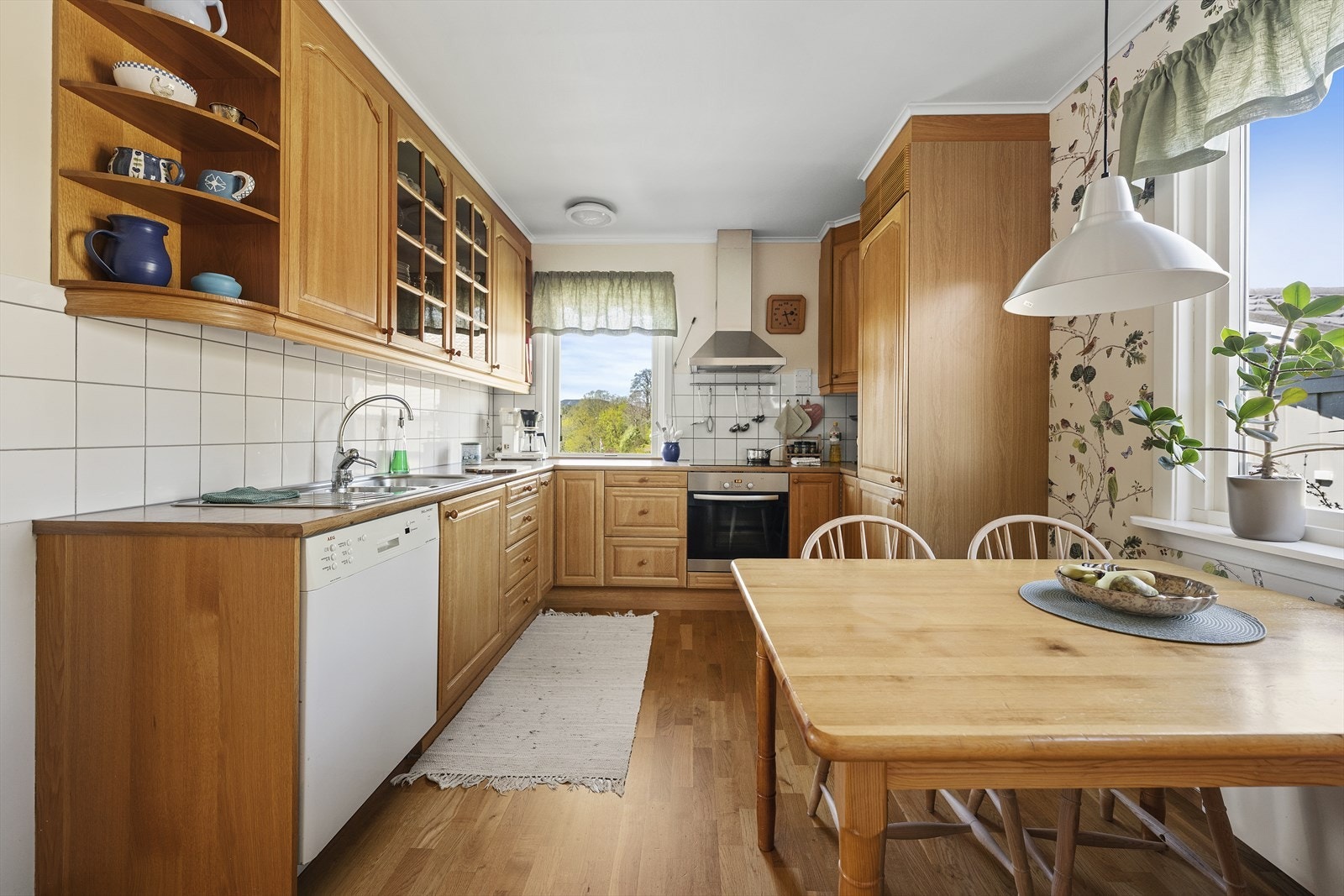 Innredningen har profilerte fronter og laminert benkeplate. Galleribilde