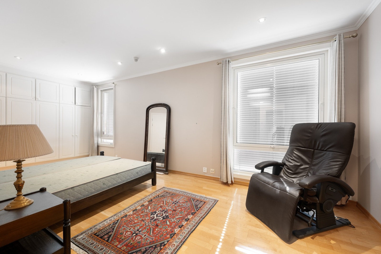 Hovedsoverommet har walk-in garderobe, en suite bad og panoramautsikt mot syd. Galleribilde