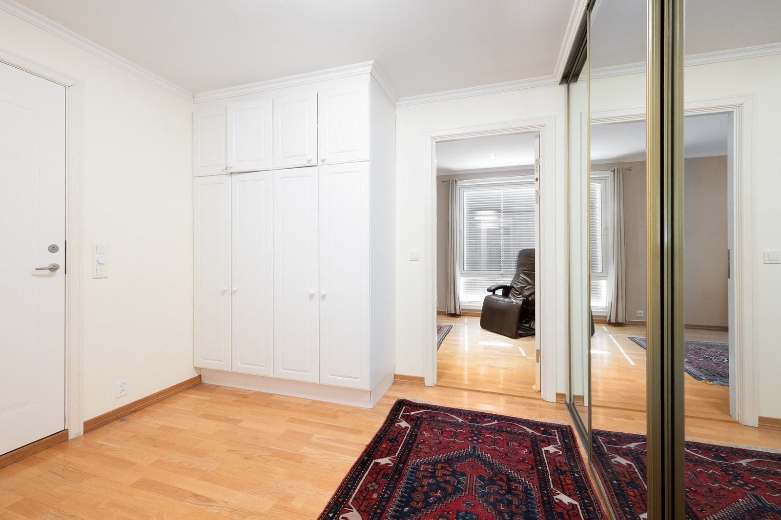 Entré med garderobeløsning og plass til oppbevaring av yttertøy og sko. Galleribilde